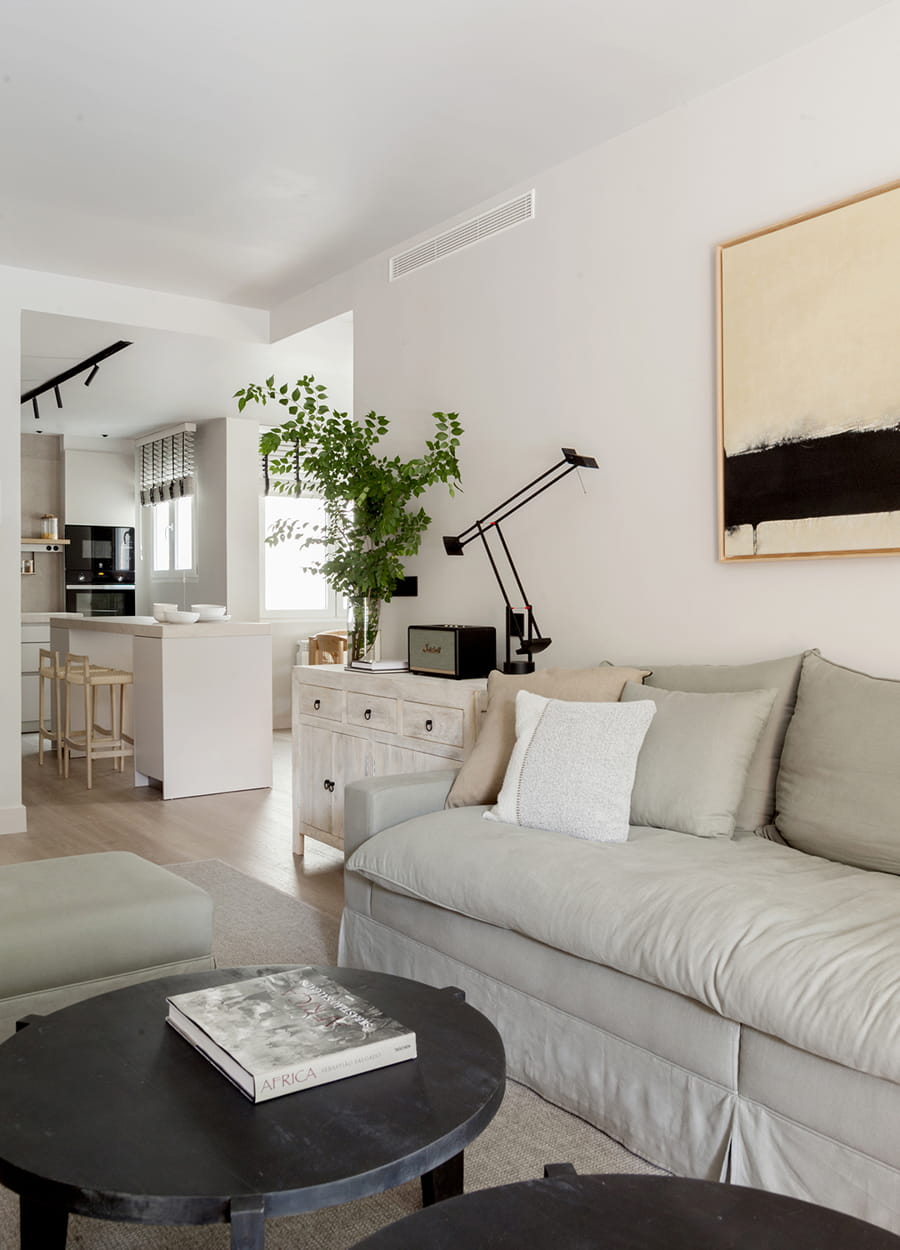Zona de salón en una vivienda equipada con una cocina Santos Cashmere.