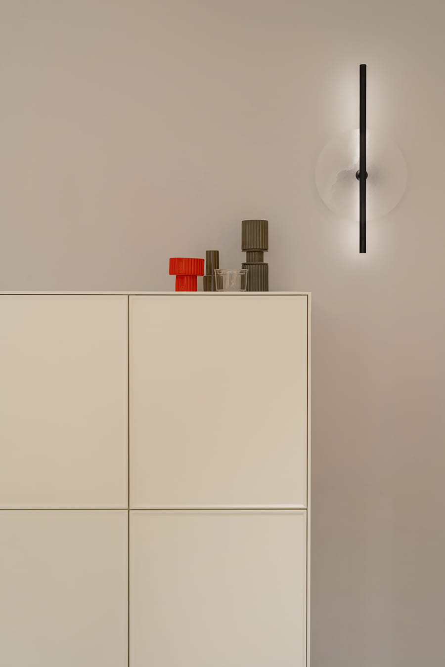 Aparador blanco en la exposición de la nueva tienda de Cocinas Santos en Suiza.