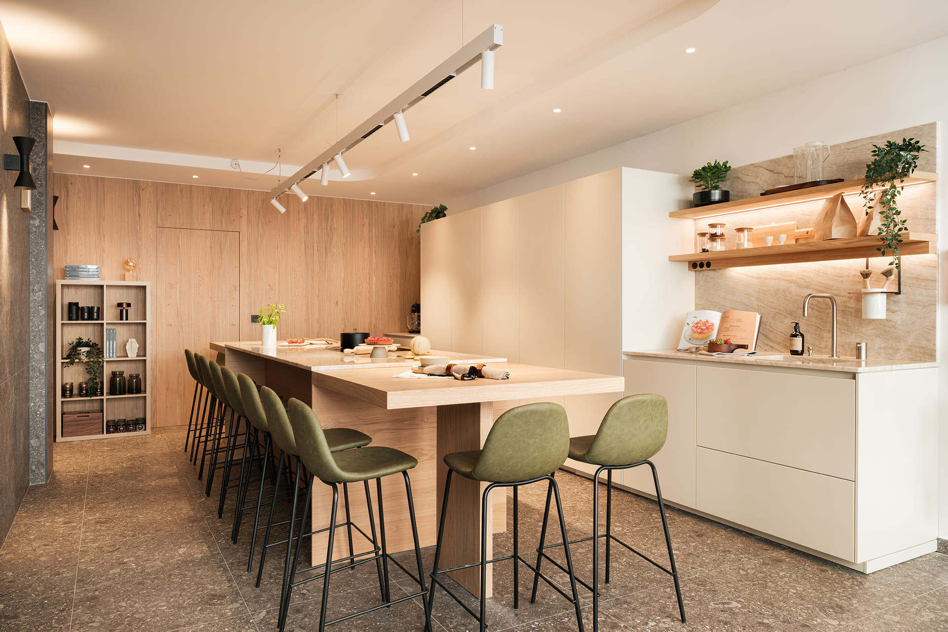 Cocina blanca y madera con isla y mesado de madera de Santos.