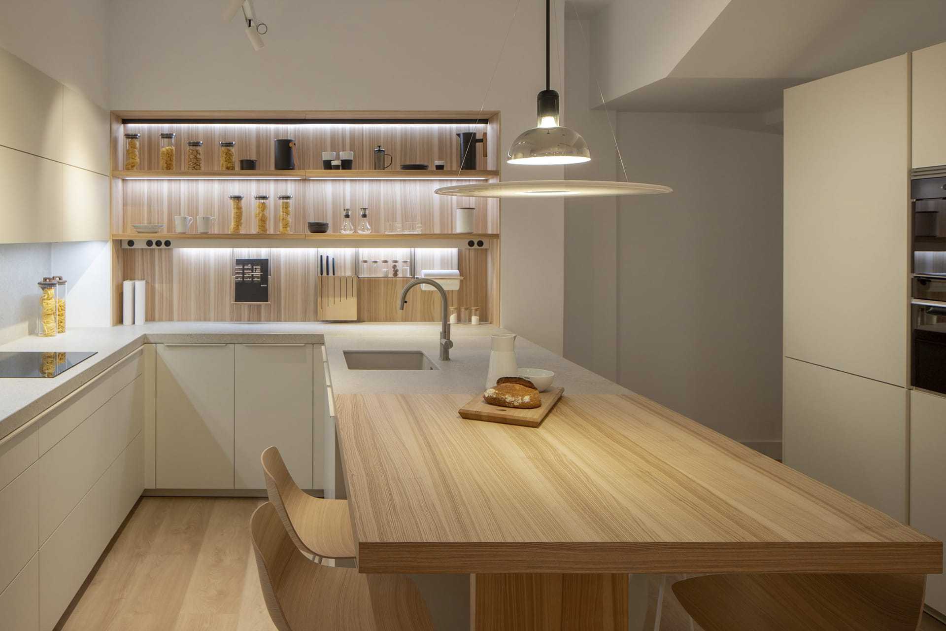 Cocina blanca y madera con mesado de madera diseñado por Santos.