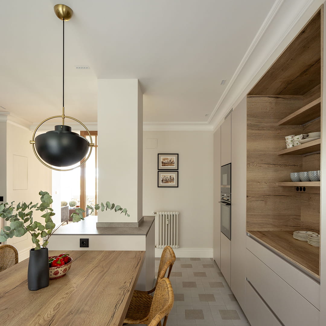 Cocina Cashmere con distribución en paralelo, isla y mesado de madera de Santos.