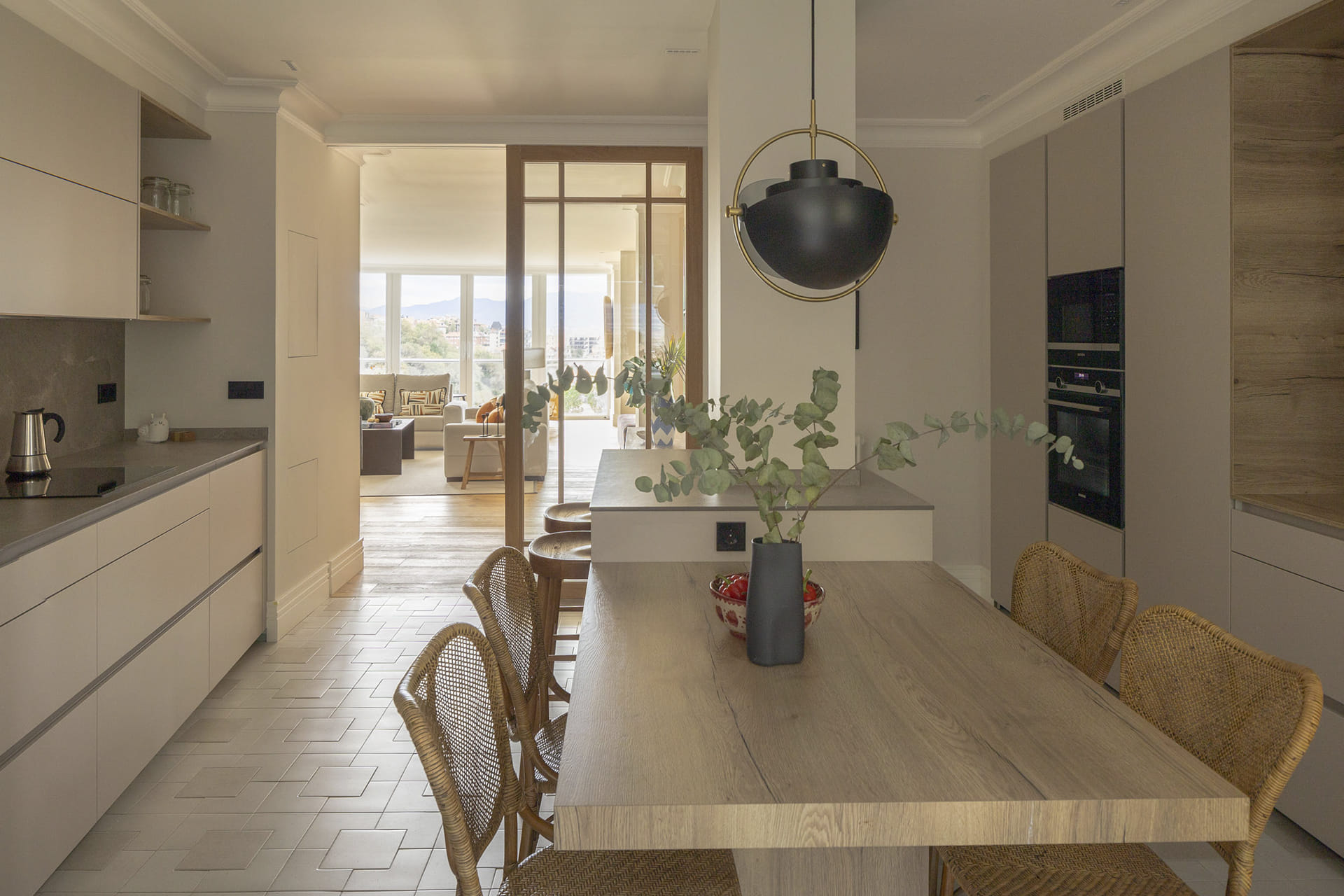 Cocina en color Cashmere con mesado de madera de Cocinas Santos.