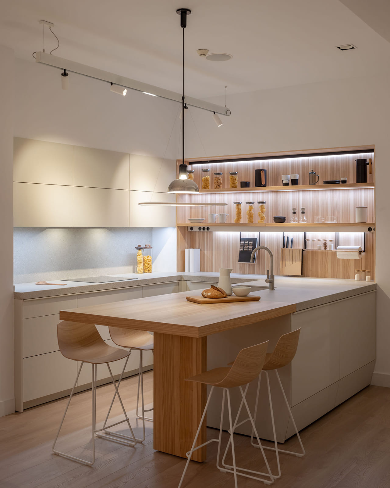 Cocina con distribución en U y acabados en madera de Cocinas Santos.