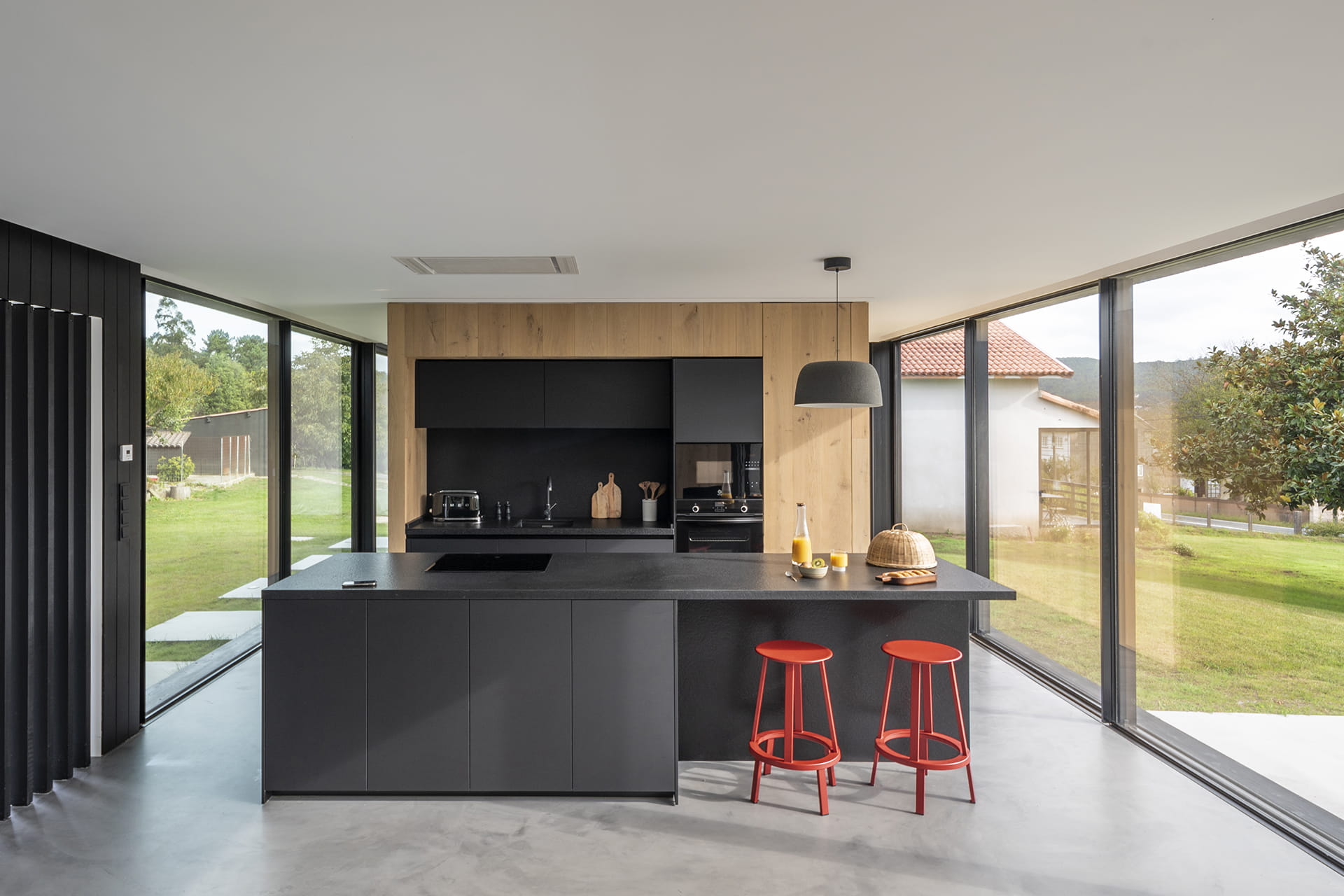 Cocina abierta al exterior con isla central diseñada por Cocinas Santos.