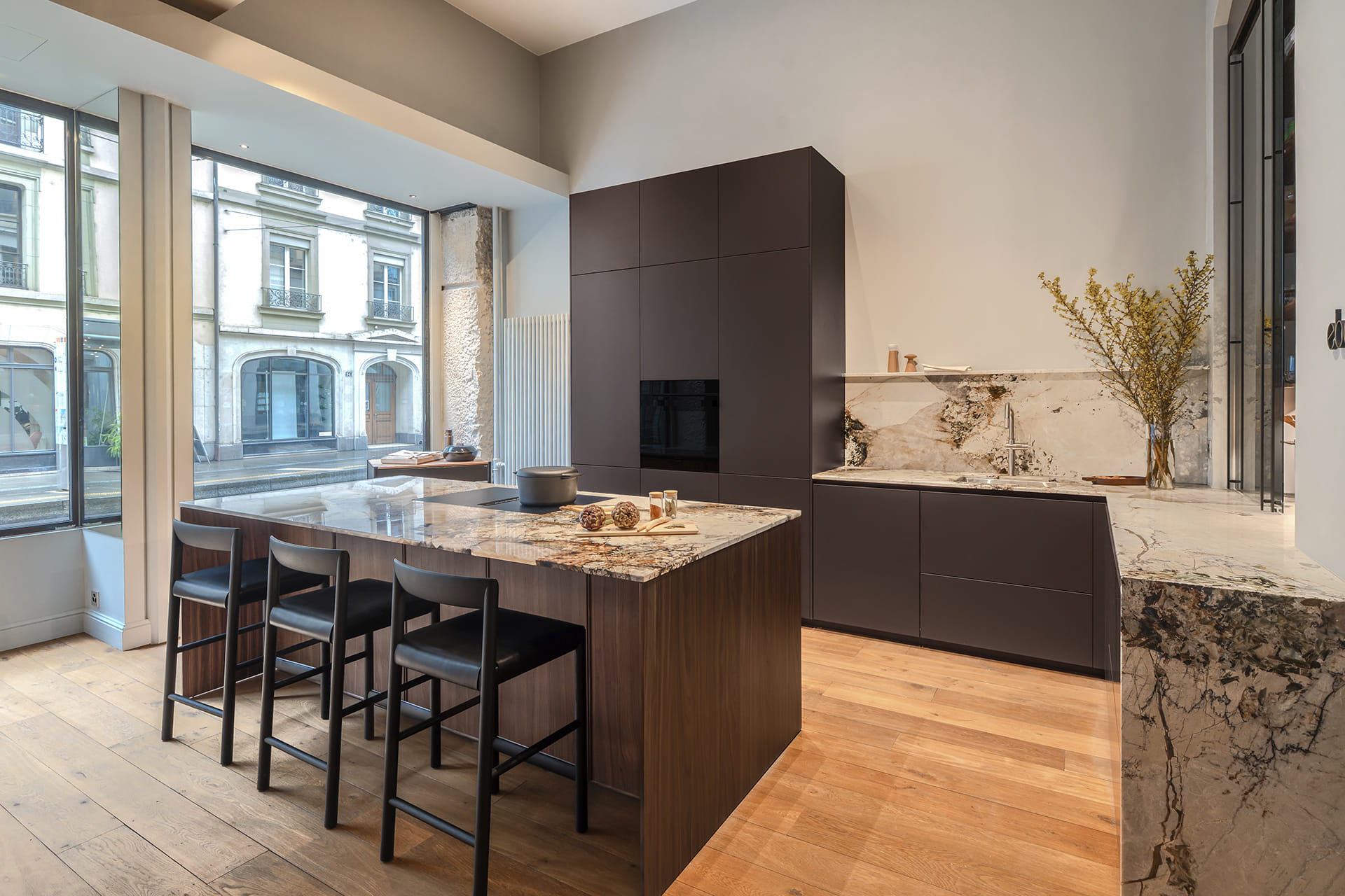 Cocina con isla en Marrón Oscuro Seda Mate y Nogal Americano en la tienda de Cocinas Santos en Suiza.
