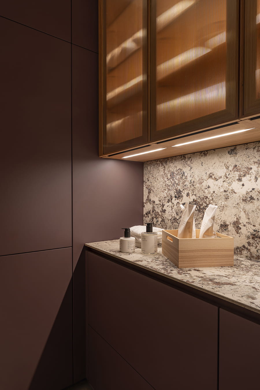 Cocina con lavandería integrada en el showroom de cocinas Santos en Suiza.