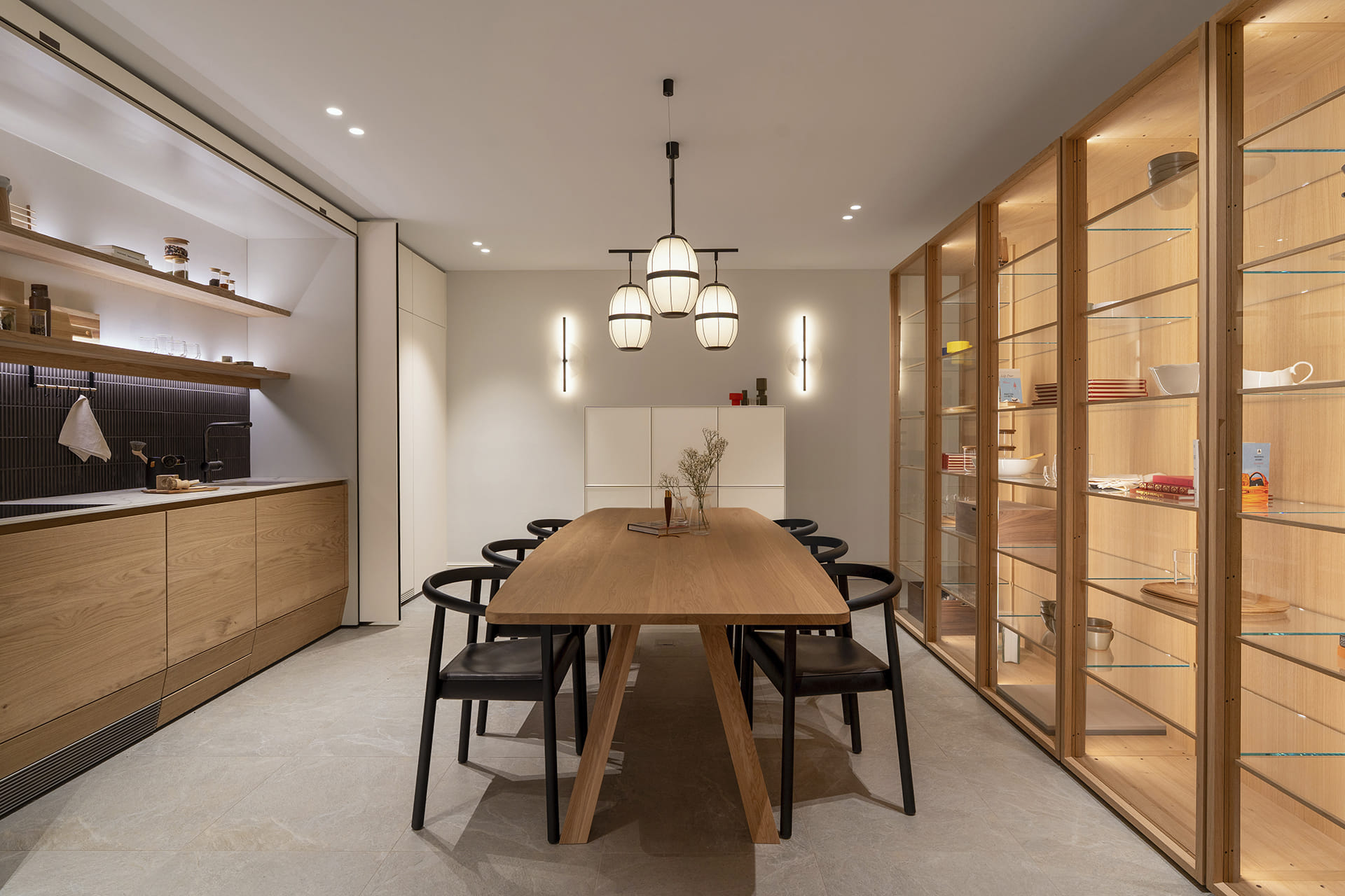 Cocina lineal con cajones zócalo en la nueva tienda de Cocinas Santos en Suiza.