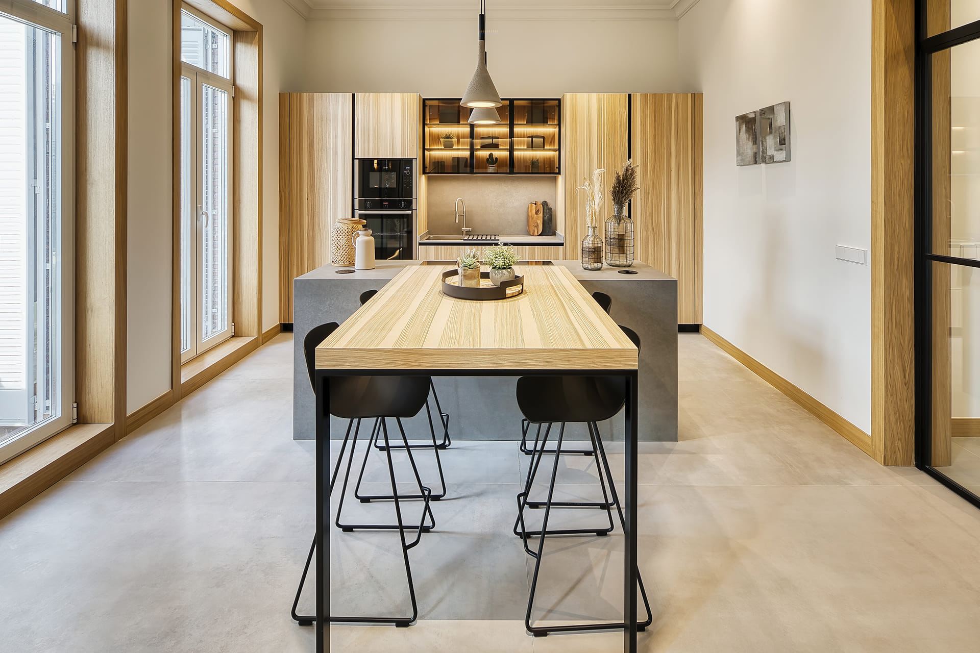Cocina con mobiliario de madera e isla central diseñada por Santos.
