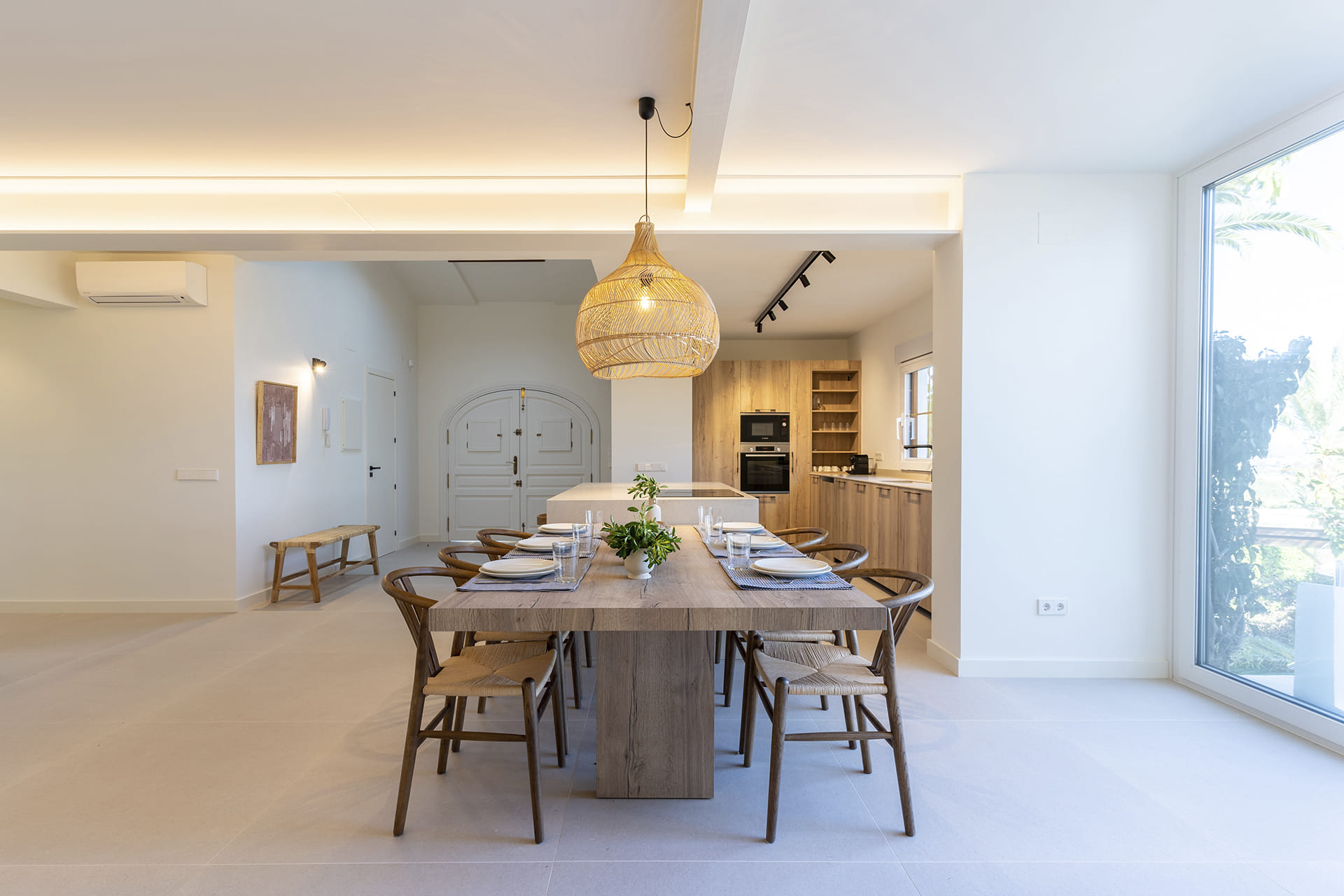 Cocina de madera con isla y mesado integrado en un proyecto de Cocinas Santos.