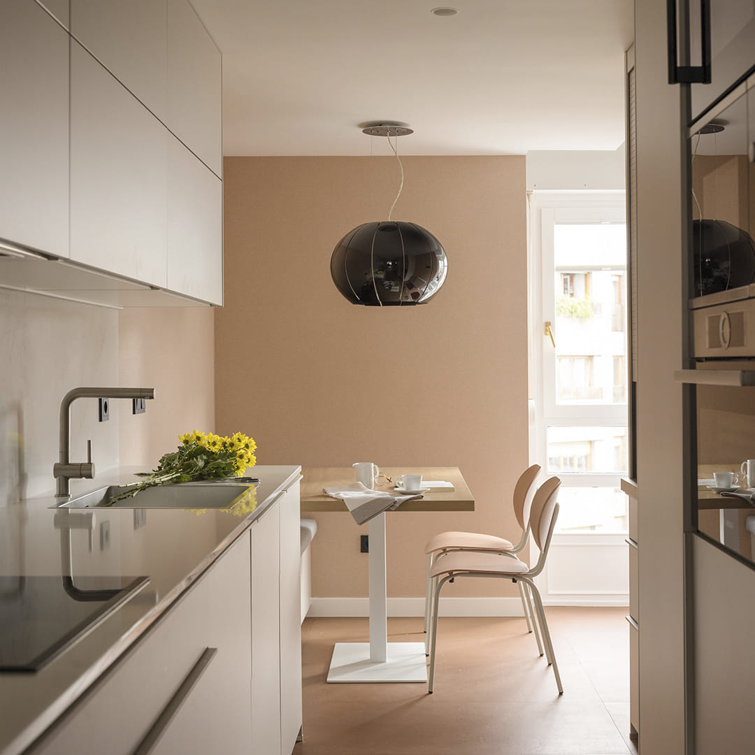 Cocina con office de Santos y armarios en columna.
