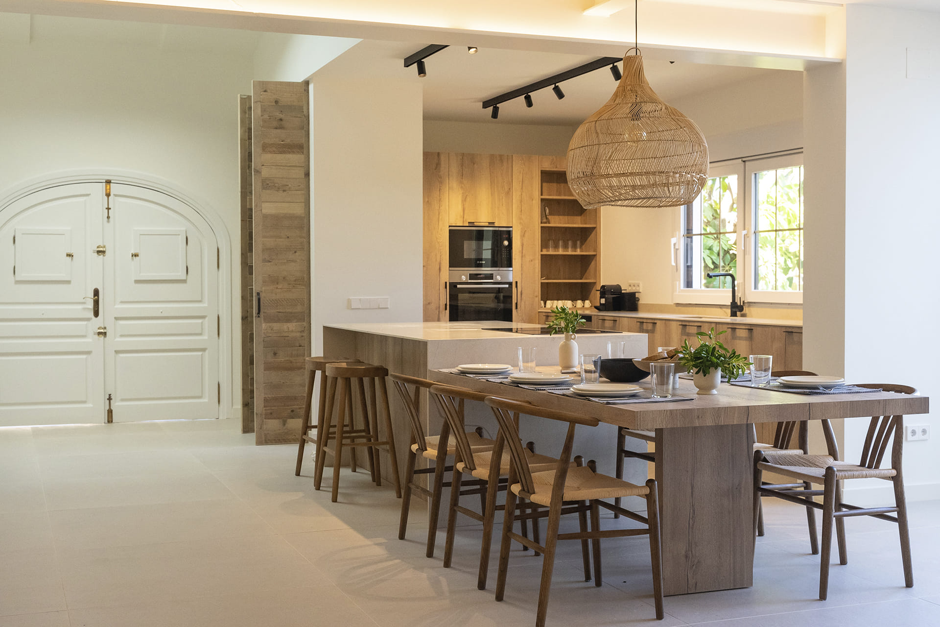 Cocina en acabado Roble Rústico con isla y mesado de madera de Santos.