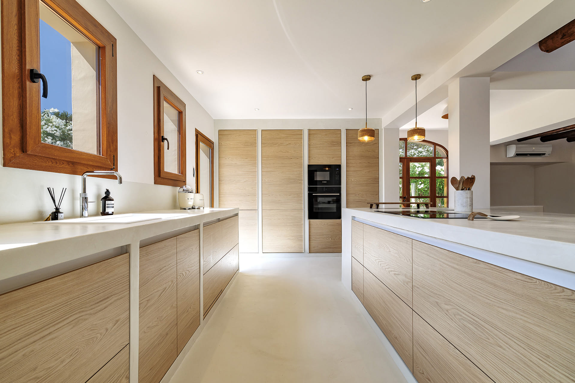 Cocina Santos con armarios en columna y electrodomésticos integrados.