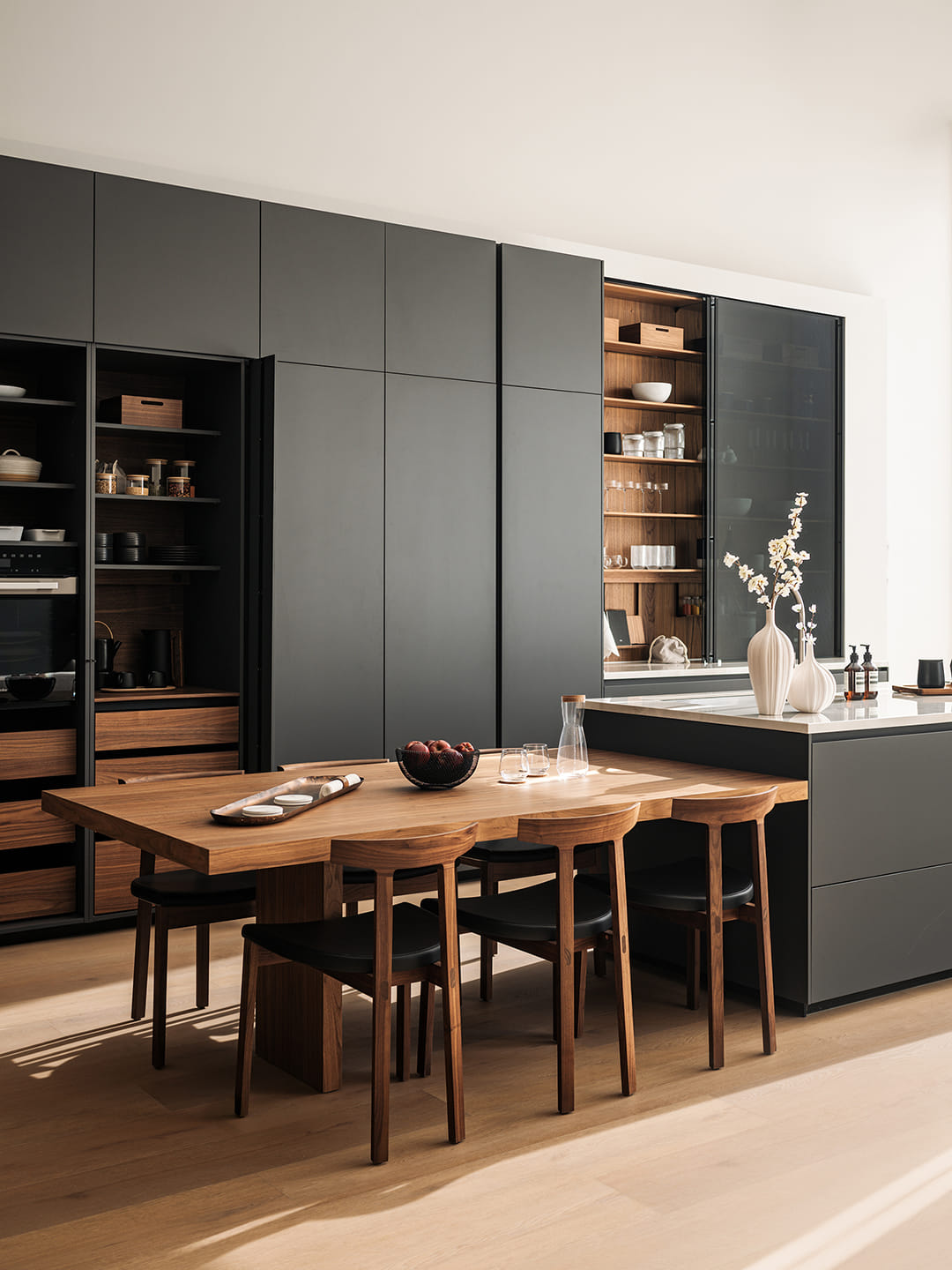 Cocina Santos gris con isla central y mesado de madera.