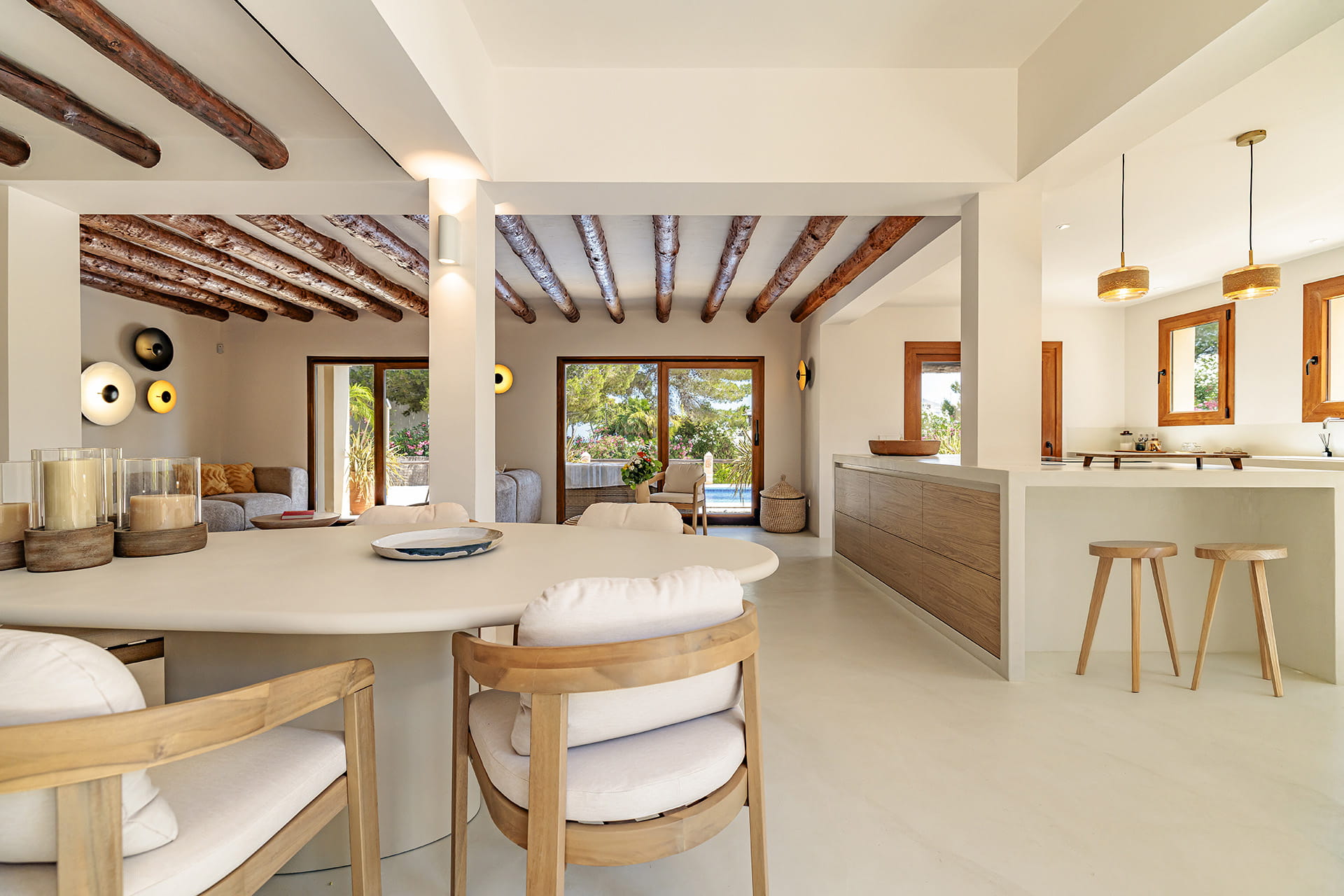 Zona de comedor y salón en una cocina Santos abierta al exterior.