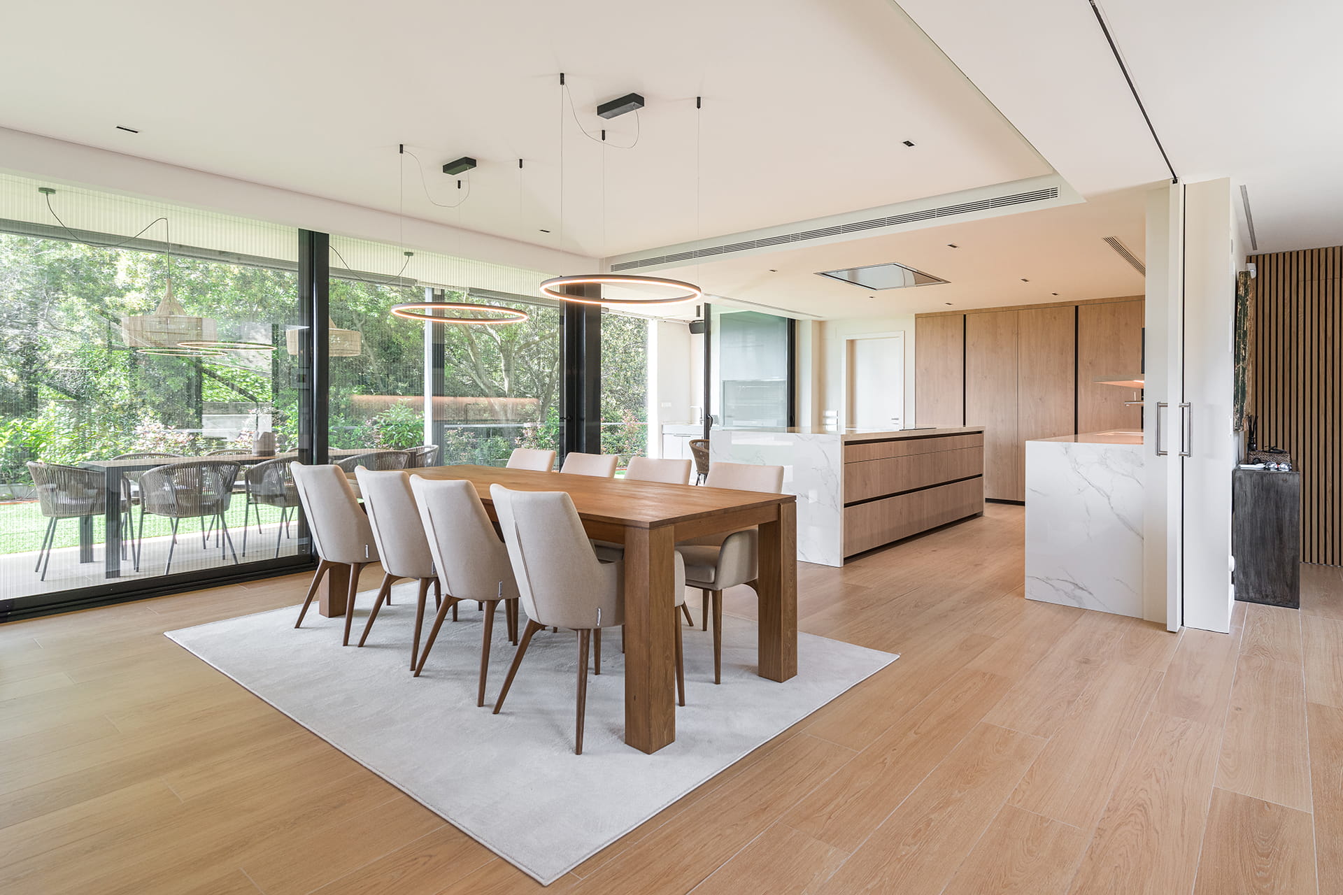 Zona de comedor y zona exterior en una vivienda con cocina Santos.