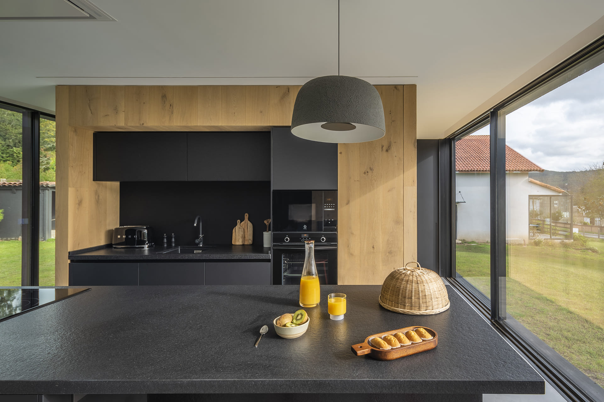 Detalle de isla de cocina de granito negro en una vivienda con cocina Santos.