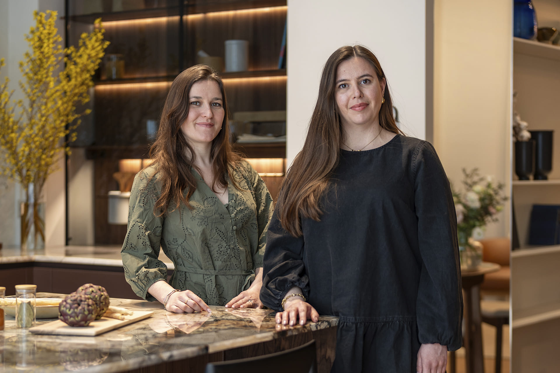 Equipo de la tienda eba Genève junto a una cocina del showroom en Suiza.