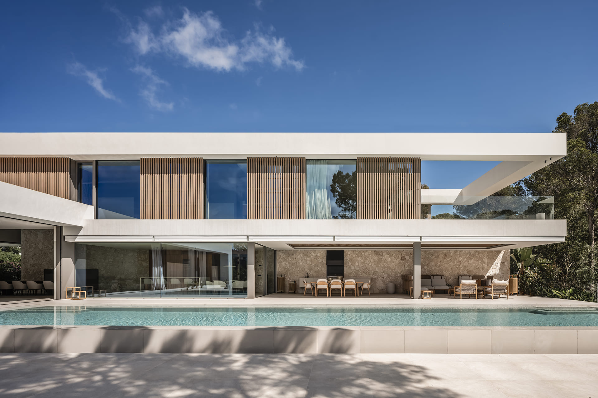Fachada y piscina de una vivienda reformada con una cocina Santos.