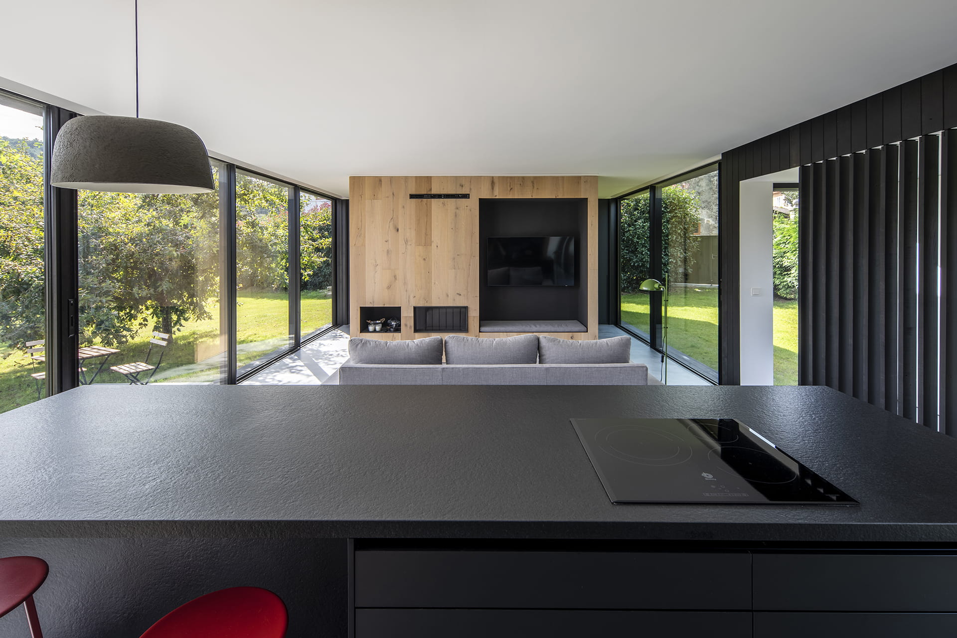Isla de cocina con encimera en granito negro en un proyecto de Cocinas Santos.