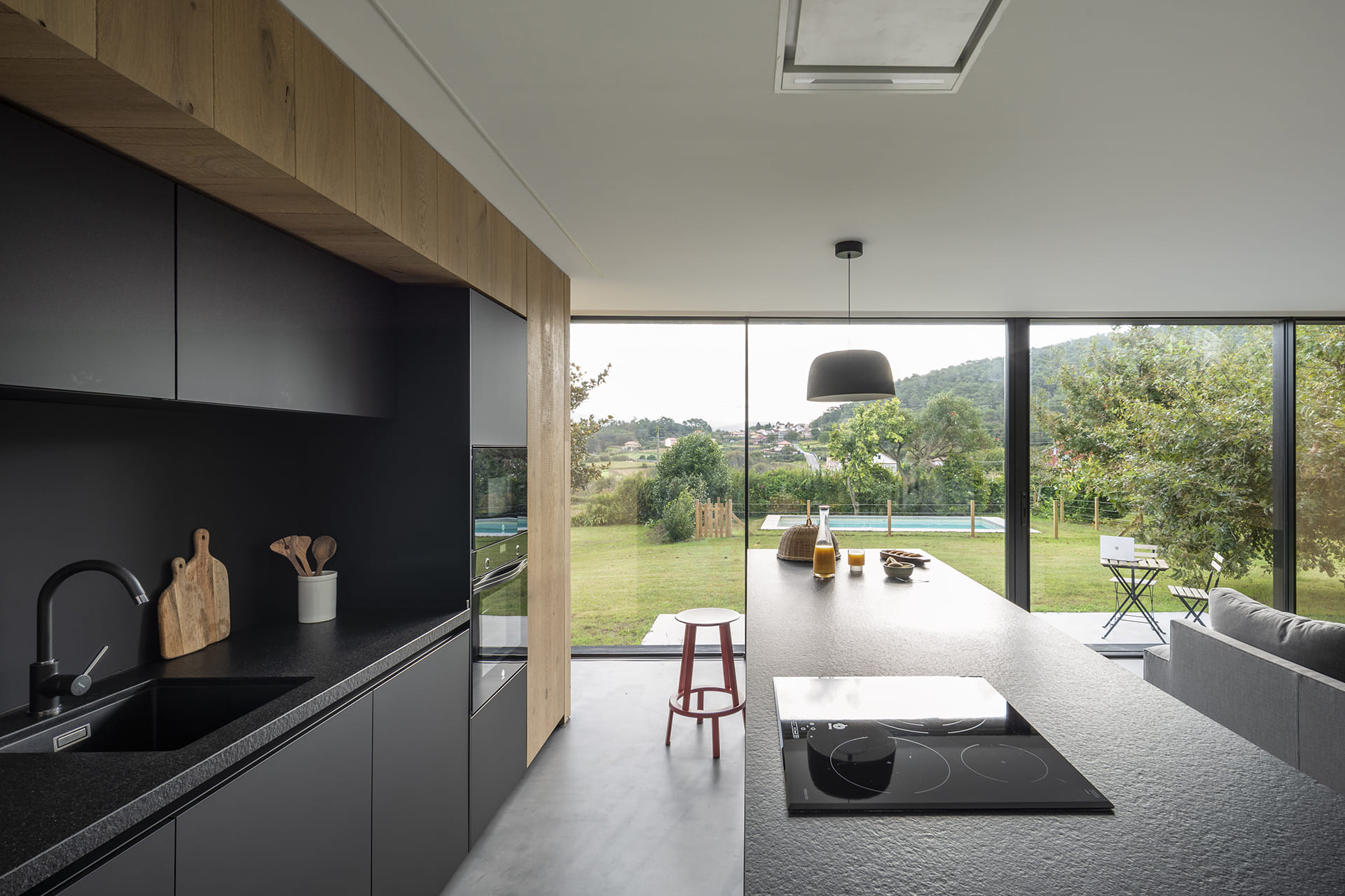 Isla de cocina y frente en color negro en una cocina moderna de Santos.