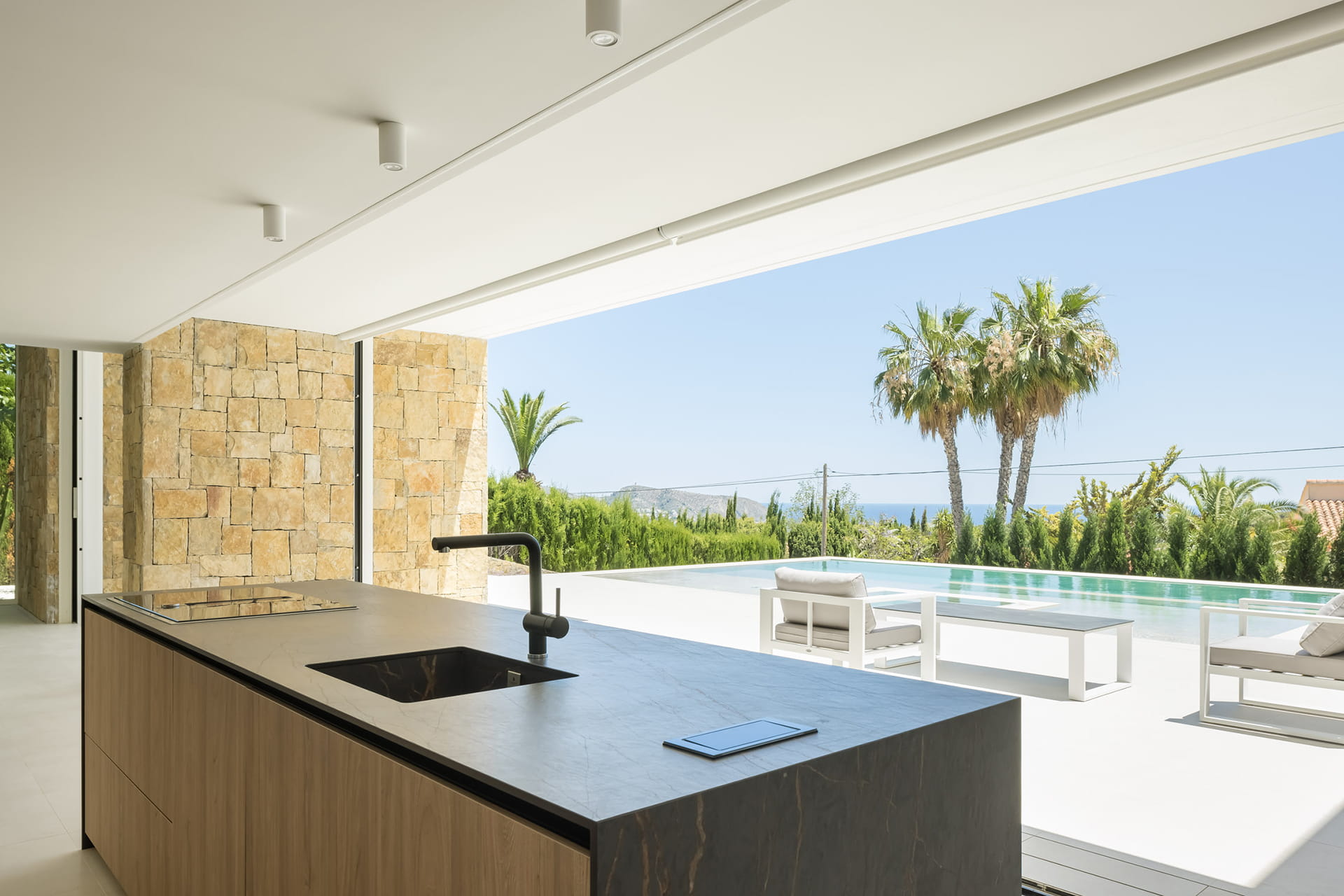 Isla de cocina en un proyecto de Cocinas Santos abierto al exterior.