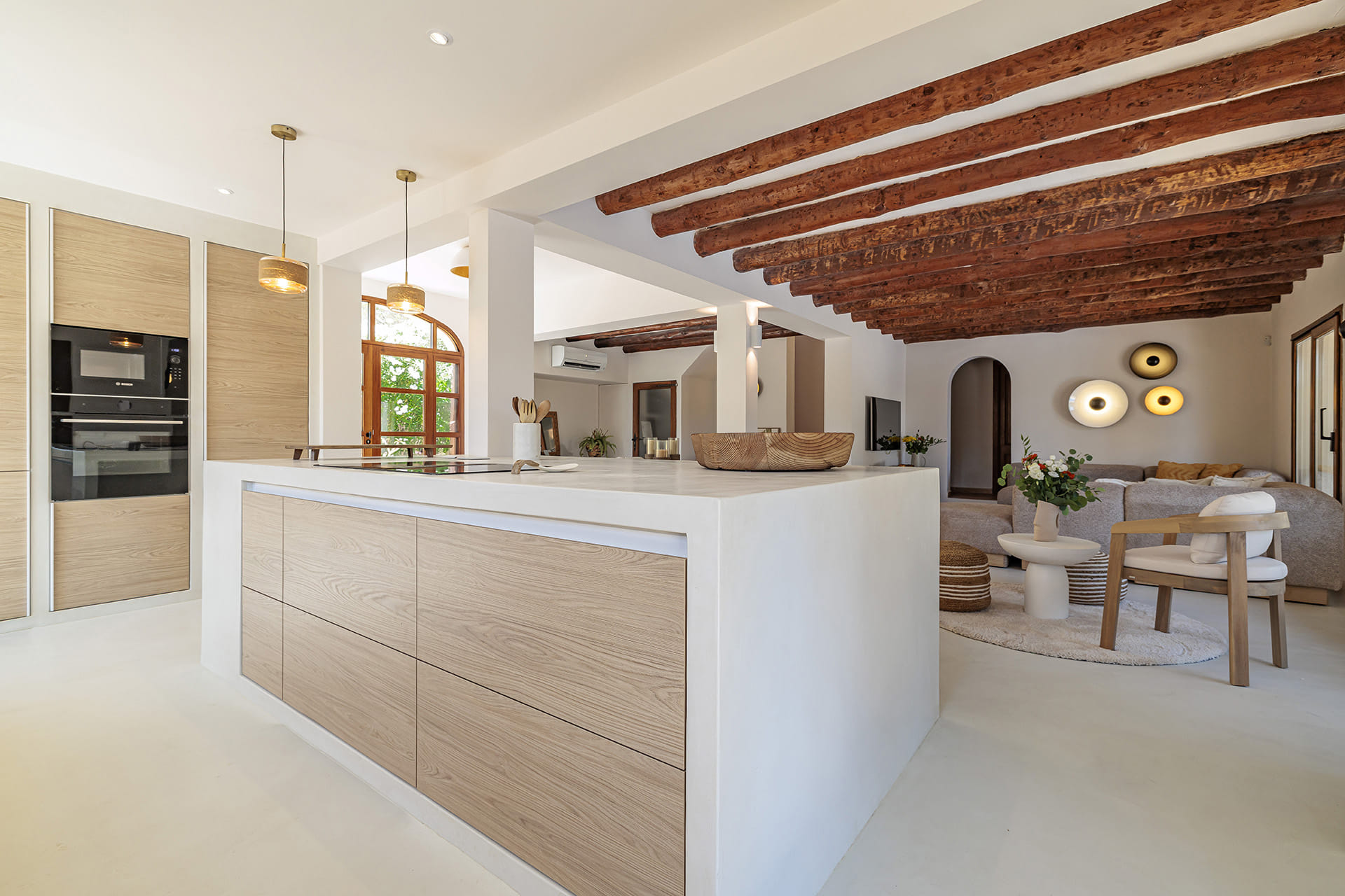 Isla de cocina en un proyecto de cocina abierta al salón y exterior de Santos.