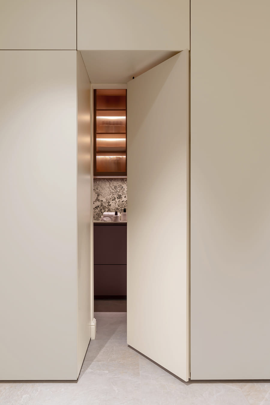 Lavandería oculta tras puertas escamoteables en el showroom de Cocinas Santos en Suiza.