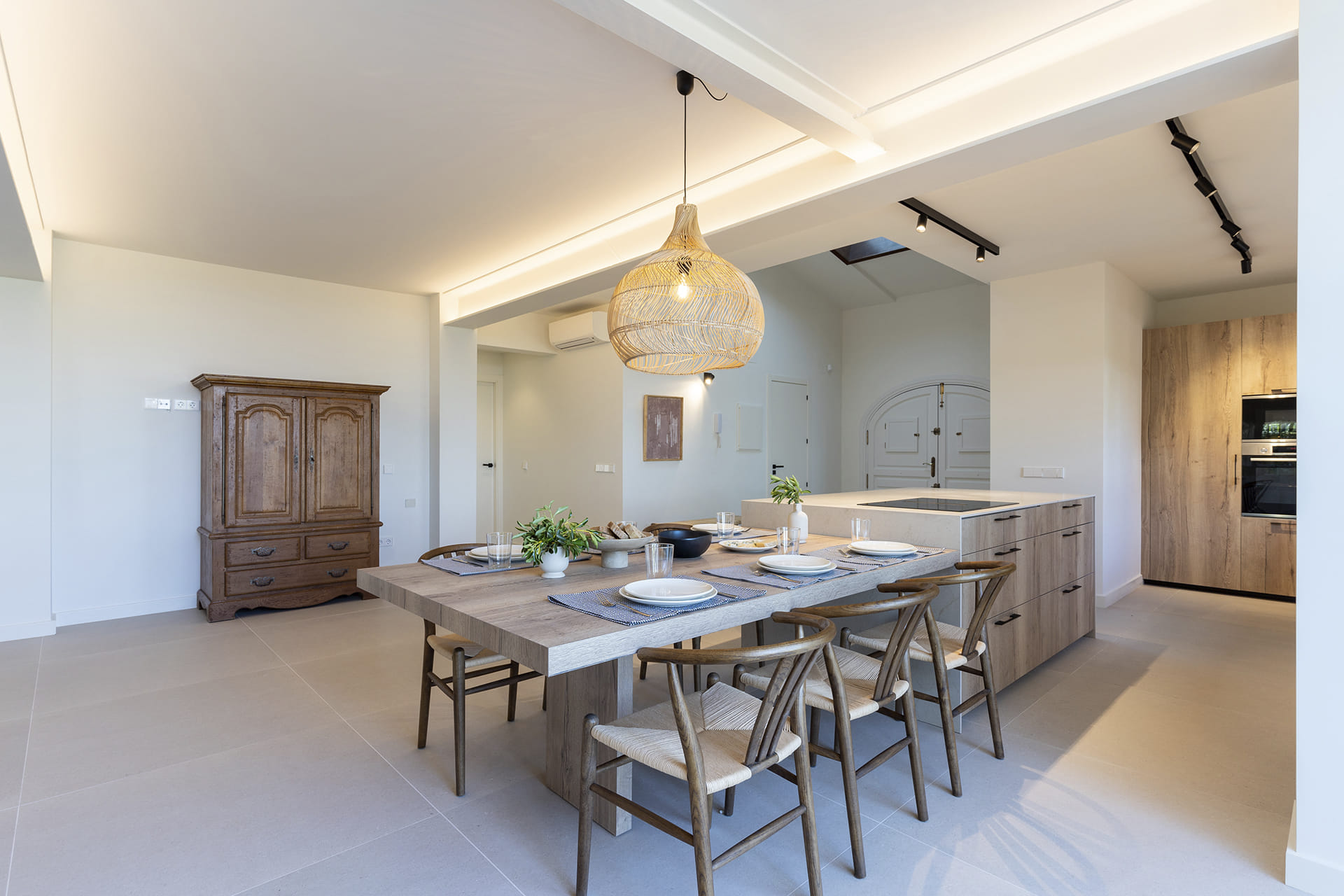 Mesado en una cocina de madera diseñada por Cocinas Santos.