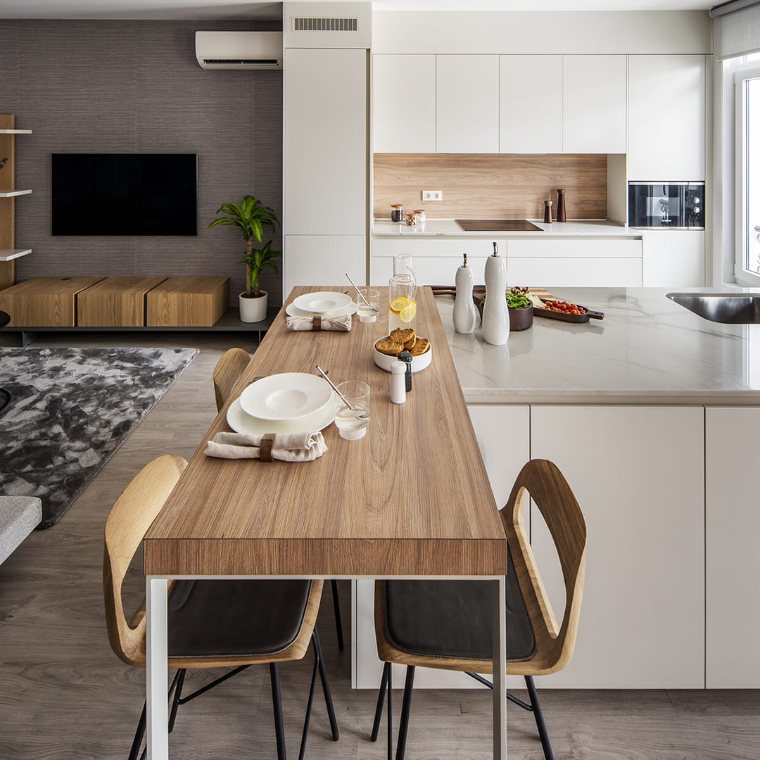 Mesado de madera adosado a la encimera de una cocina diseñada por Santos.