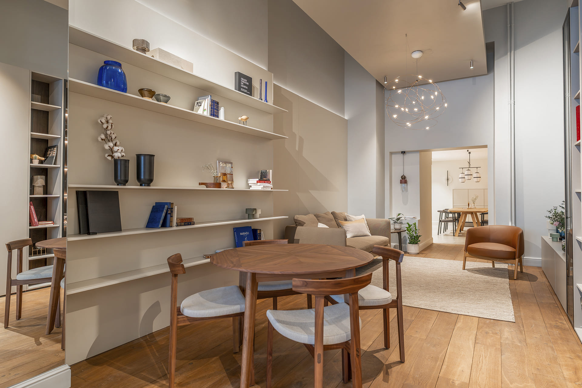 Conjunto de muebles de living en el showroom de la tienda eba Genève.