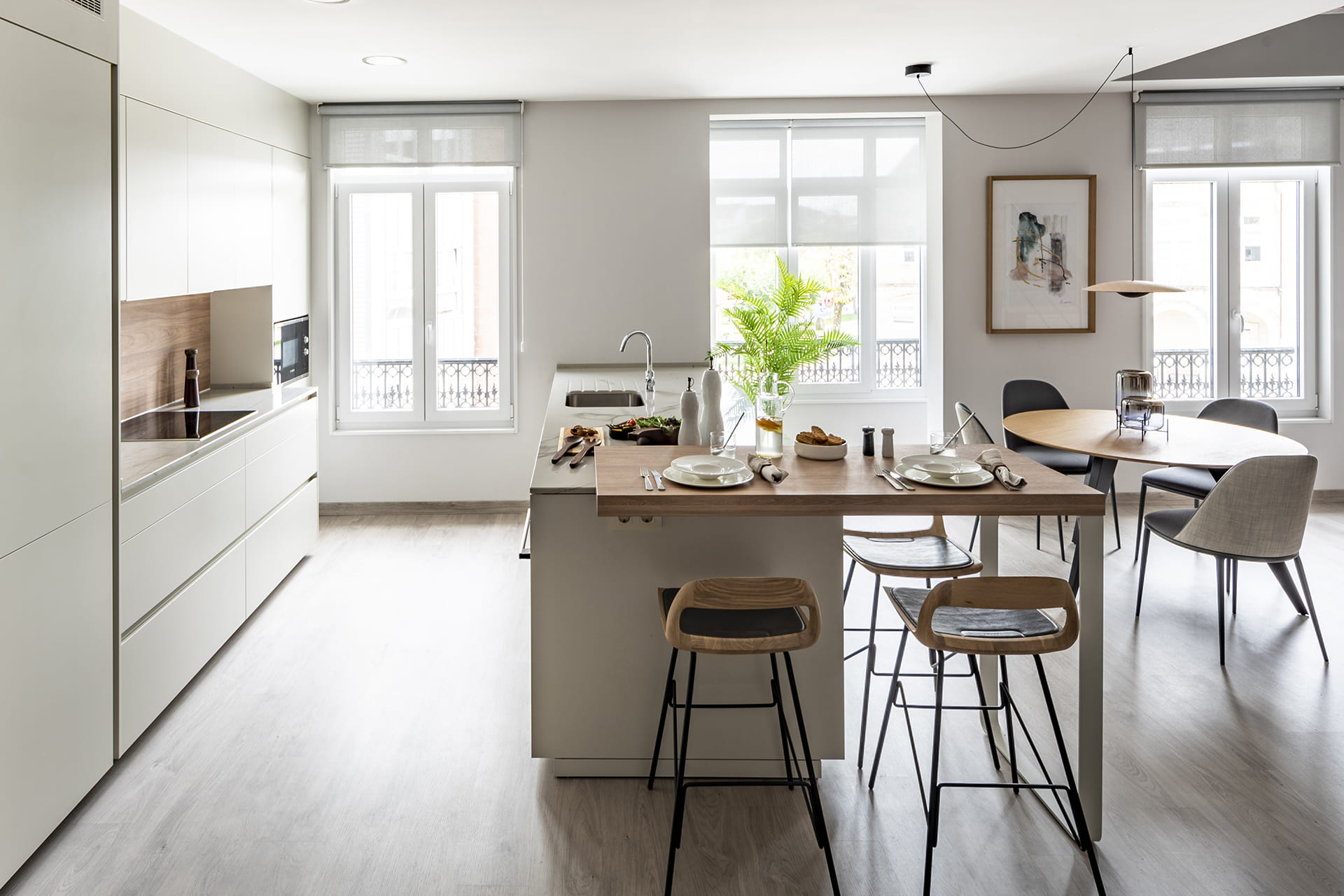 Península de cocina con mesado de madera adosado diseñado por Santos.