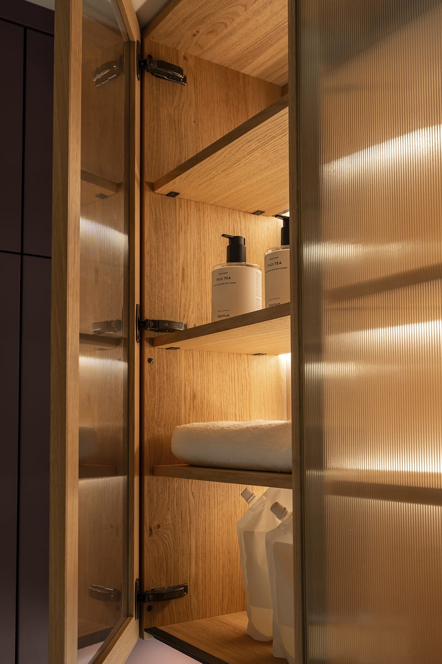 Vitrina Cuadro Natura con vidrio acanalado en el showroom de cocinas Santos en Suiza.