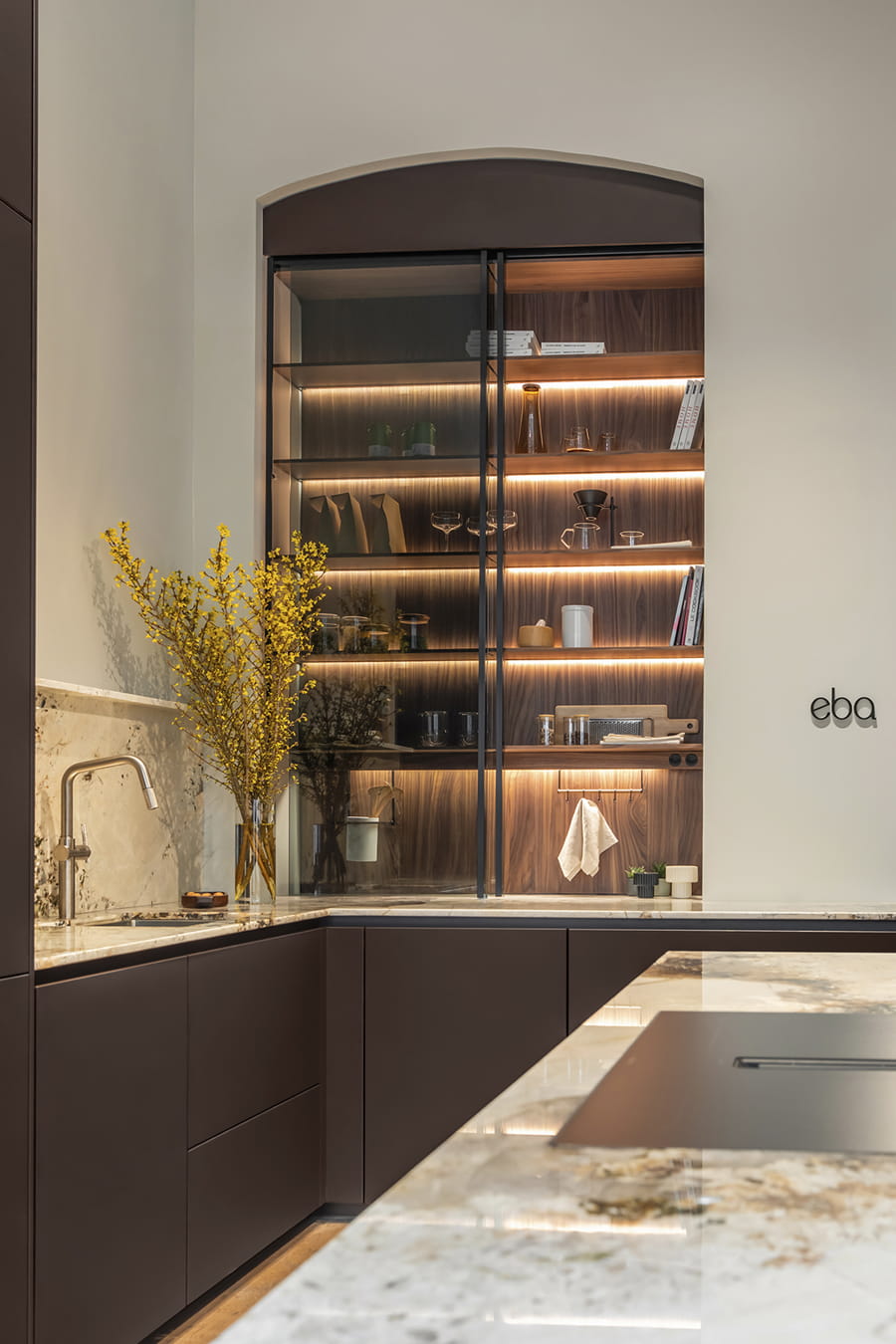 Detalle de vitrina con iluminación interior en el showroom de Cocinas Santos en Suiza.