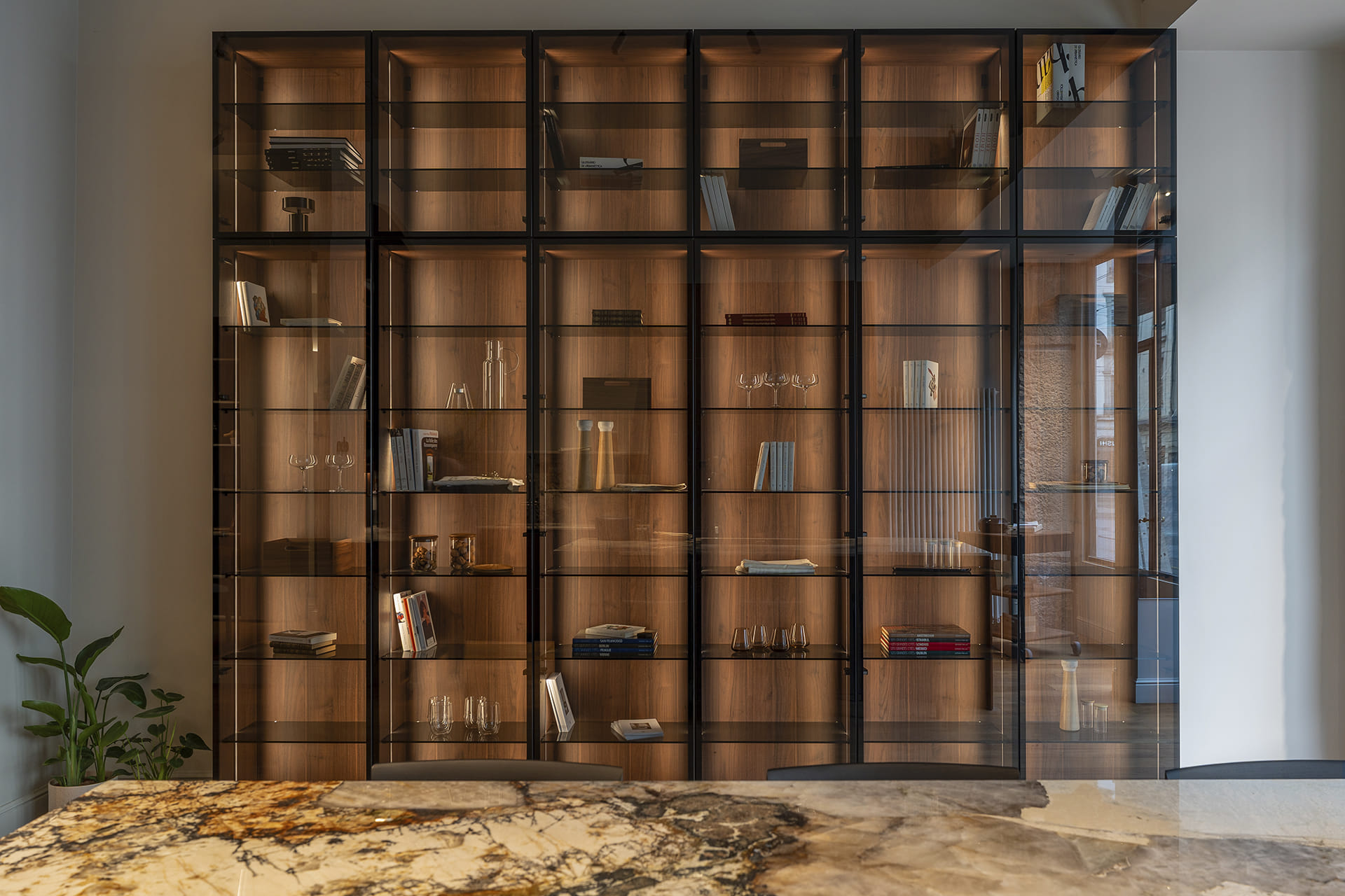Vitrina situada en la zona de living del showroom de Cocinas Santos en Suiza.