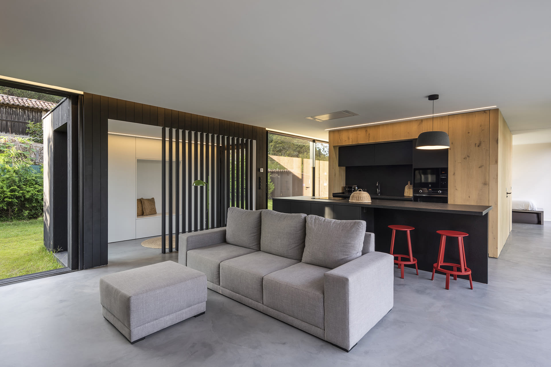 Vivienda con una cocina Santos abierta al exterior y luminosa.