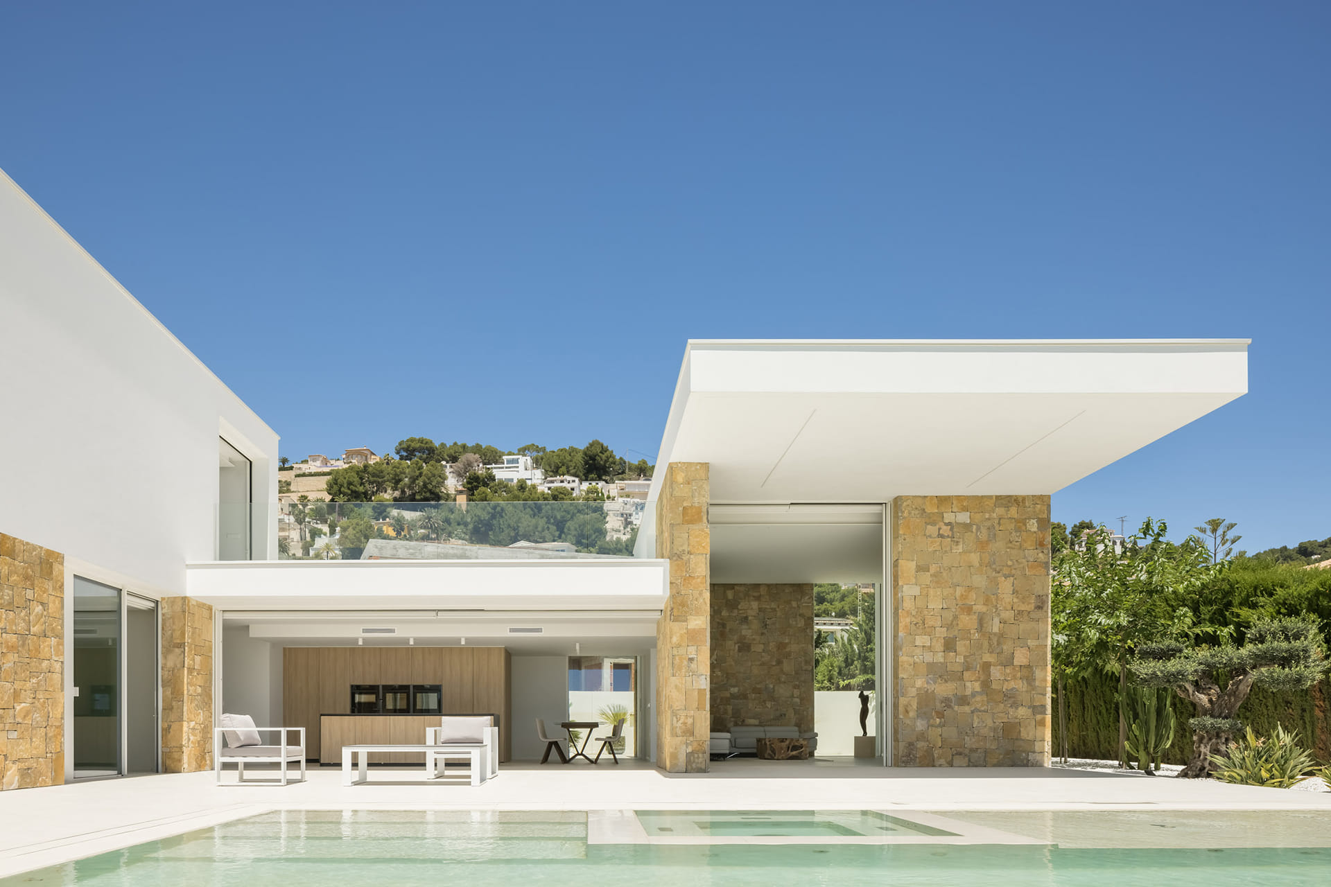 Vivienda con cocina Santos abierta a una zona exterior muy amplia.