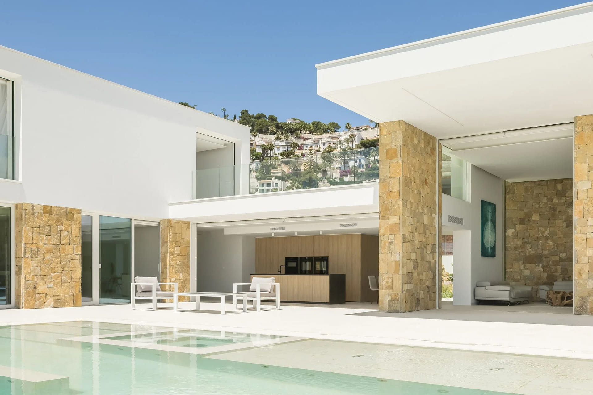 Vivienda con cocina Santos de diseño abierta a la terraza.