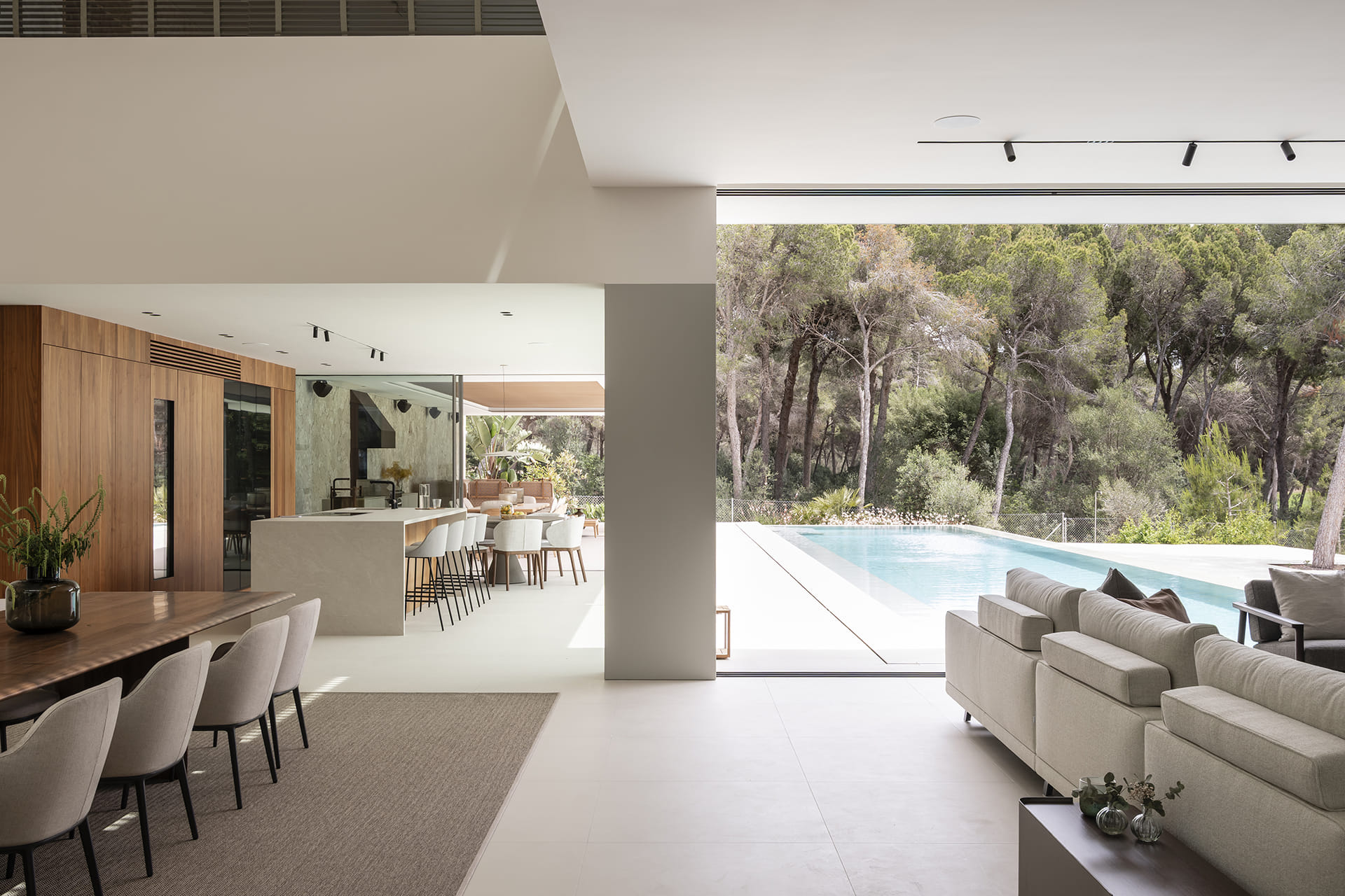 Vivienda con piscina y zona exterior amplia junto a una cocina Santos.
