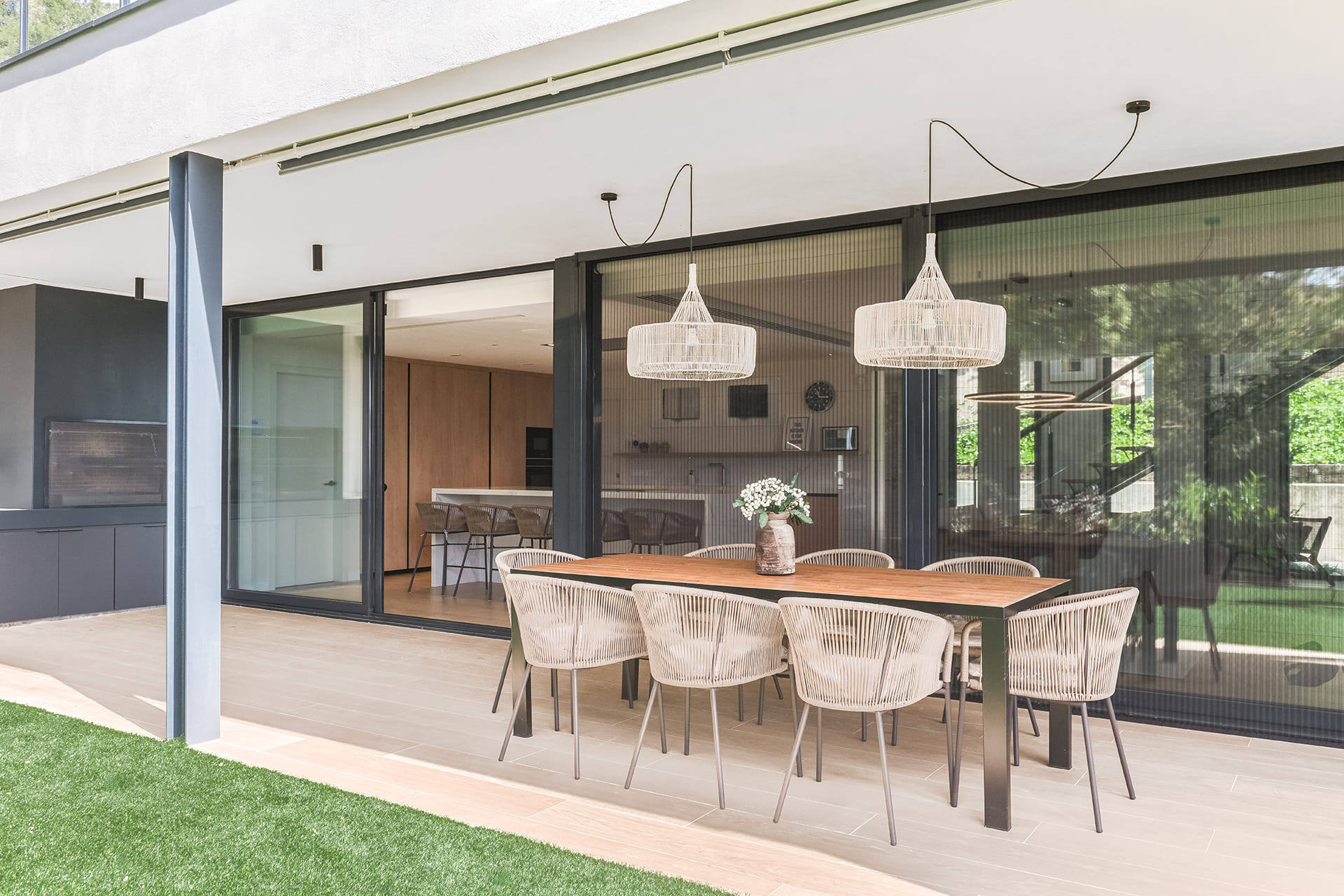 Zona exterior con mesa y sillas en una vivienda con cocina Santos.
