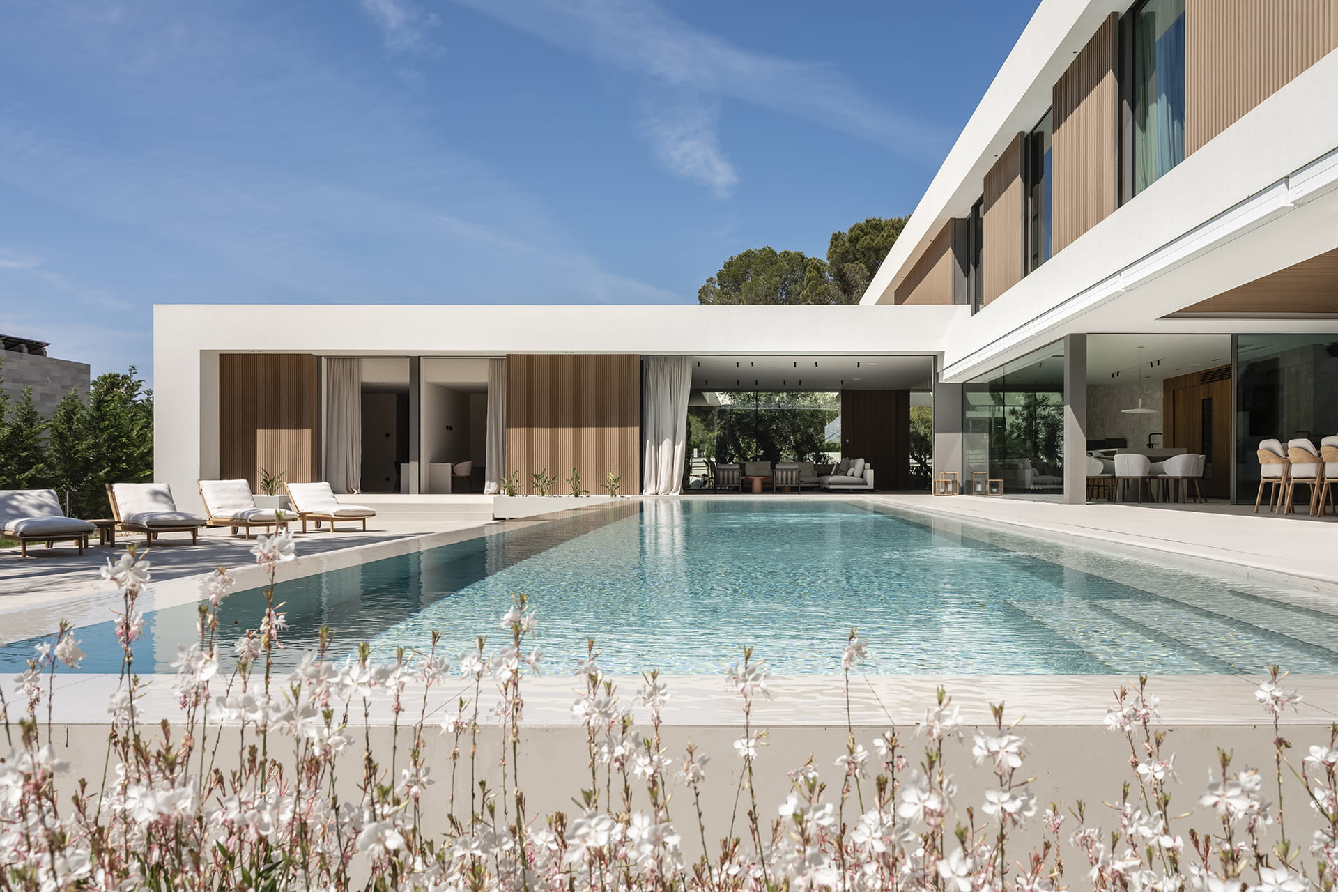 Zona exterior con piscina de una vivienda que incluye una cocina Santos.