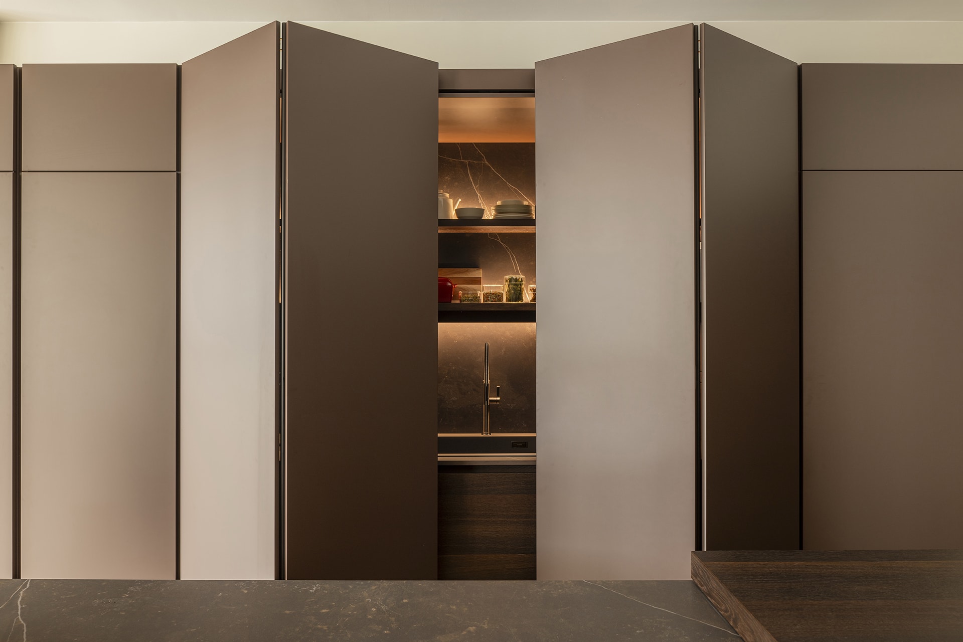 Armario de cocina con puertas escamoteables en el nuevo showroom de Cocinas Santos en Santiago.