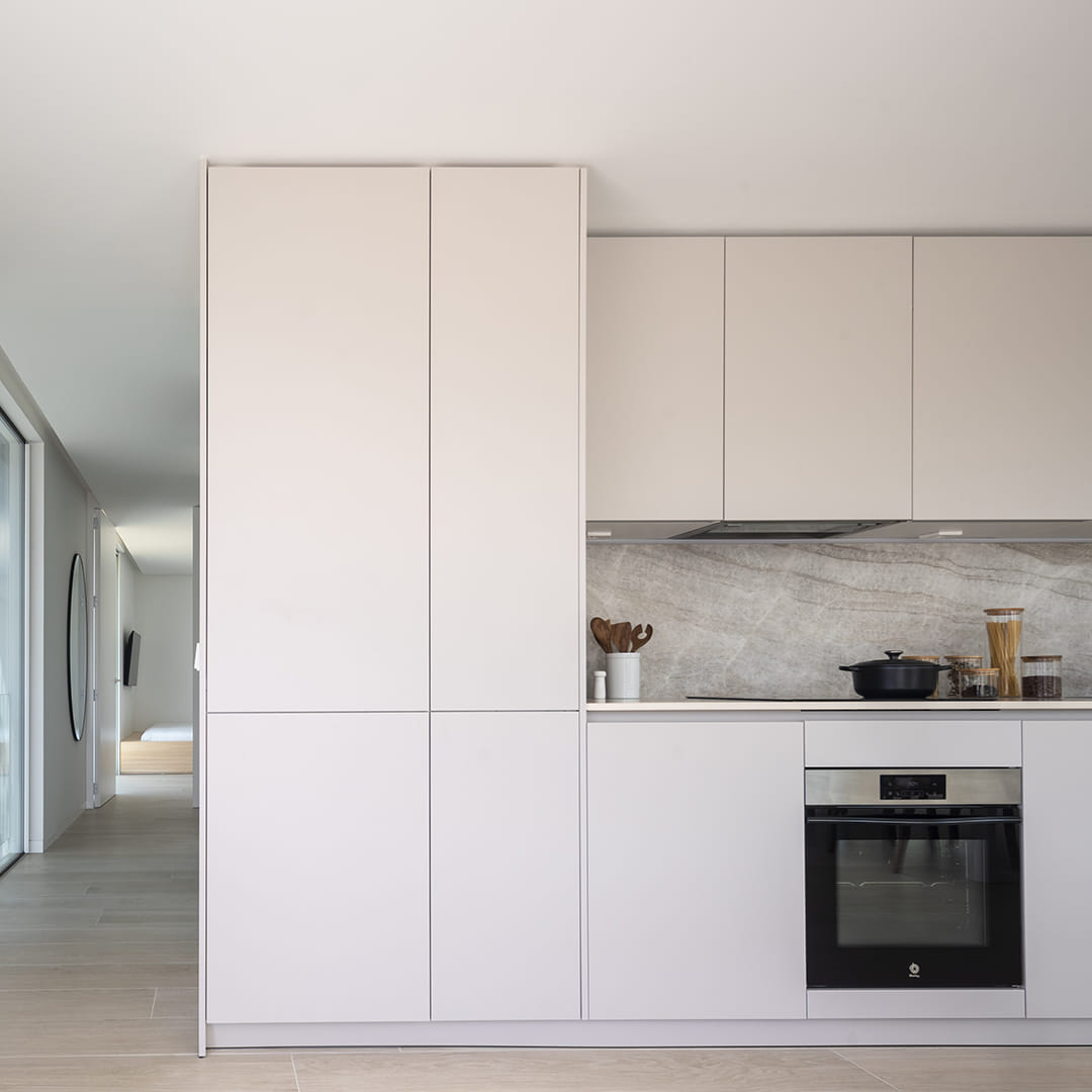 Armarios en columna en una cocina abierta al salón diseñada por Santos.