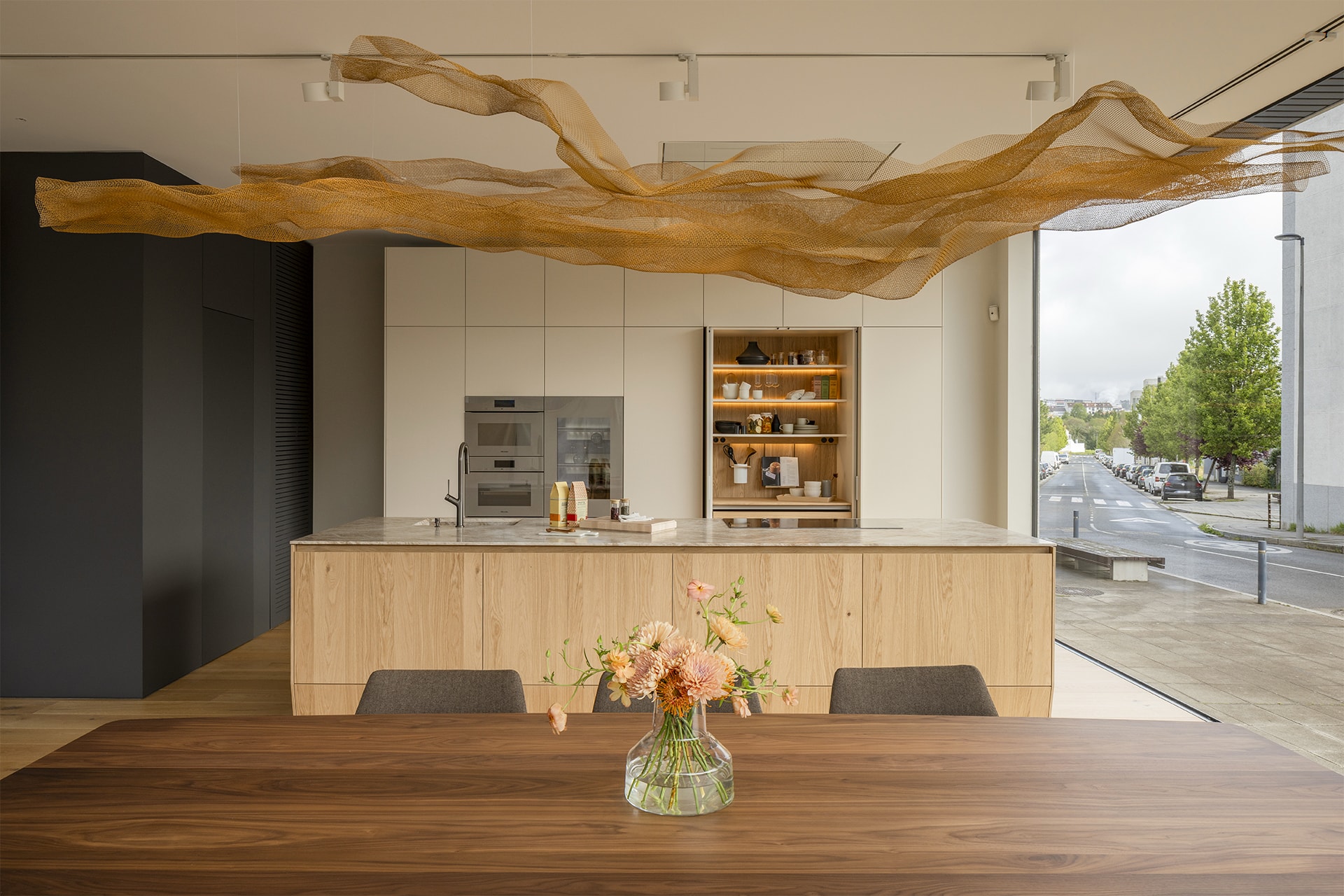 Cocina con isla abierta al comedor en la nueva exposición de Cocinas Santos en Santiago.
