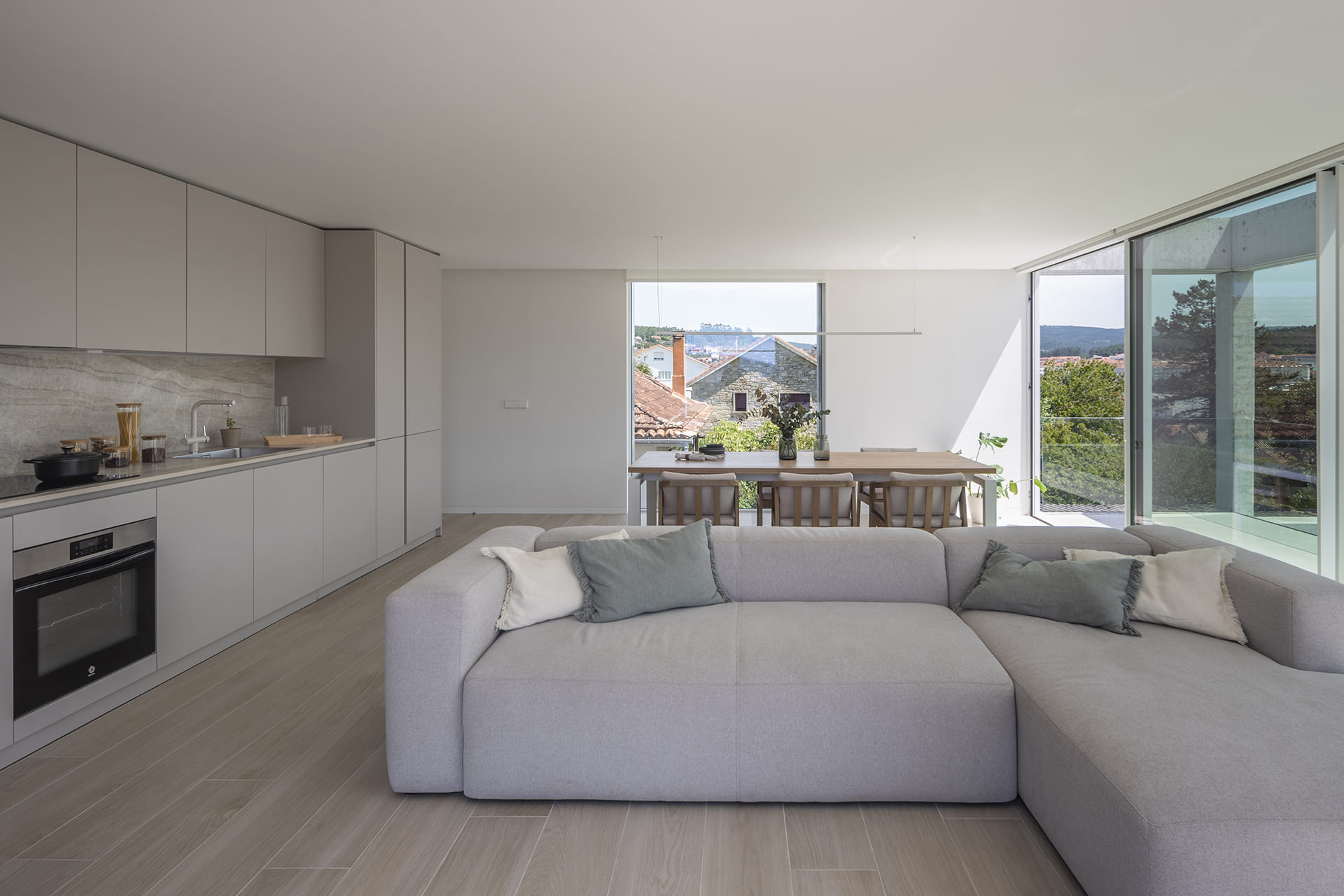 Cocina lineal abierta a la zona de salón y comedor diseñada por Santos.