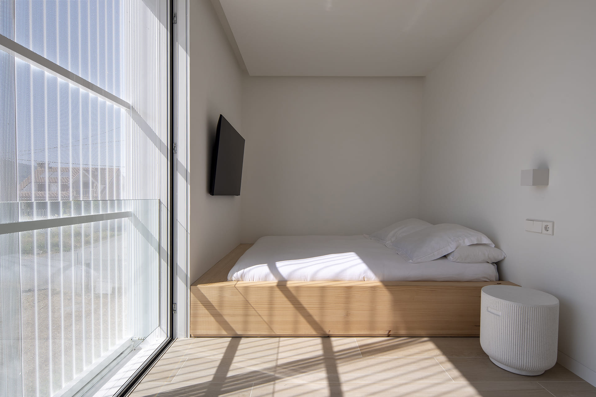 Dormitorio equipado con cama con canapé en una vivienda con cocina Santos.