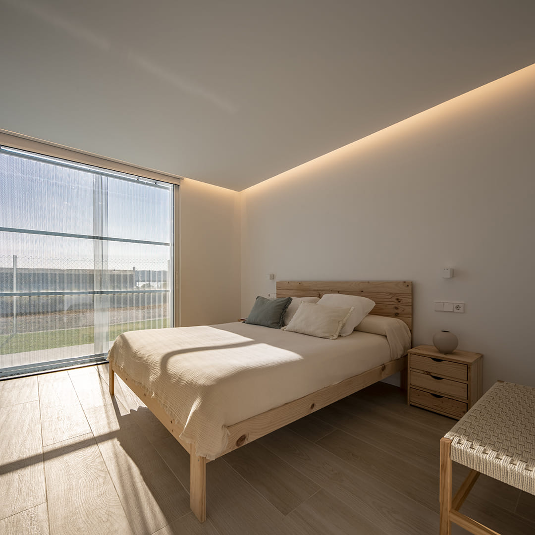 Dormitorio con cama doble en una vivienda con cocina Santos.