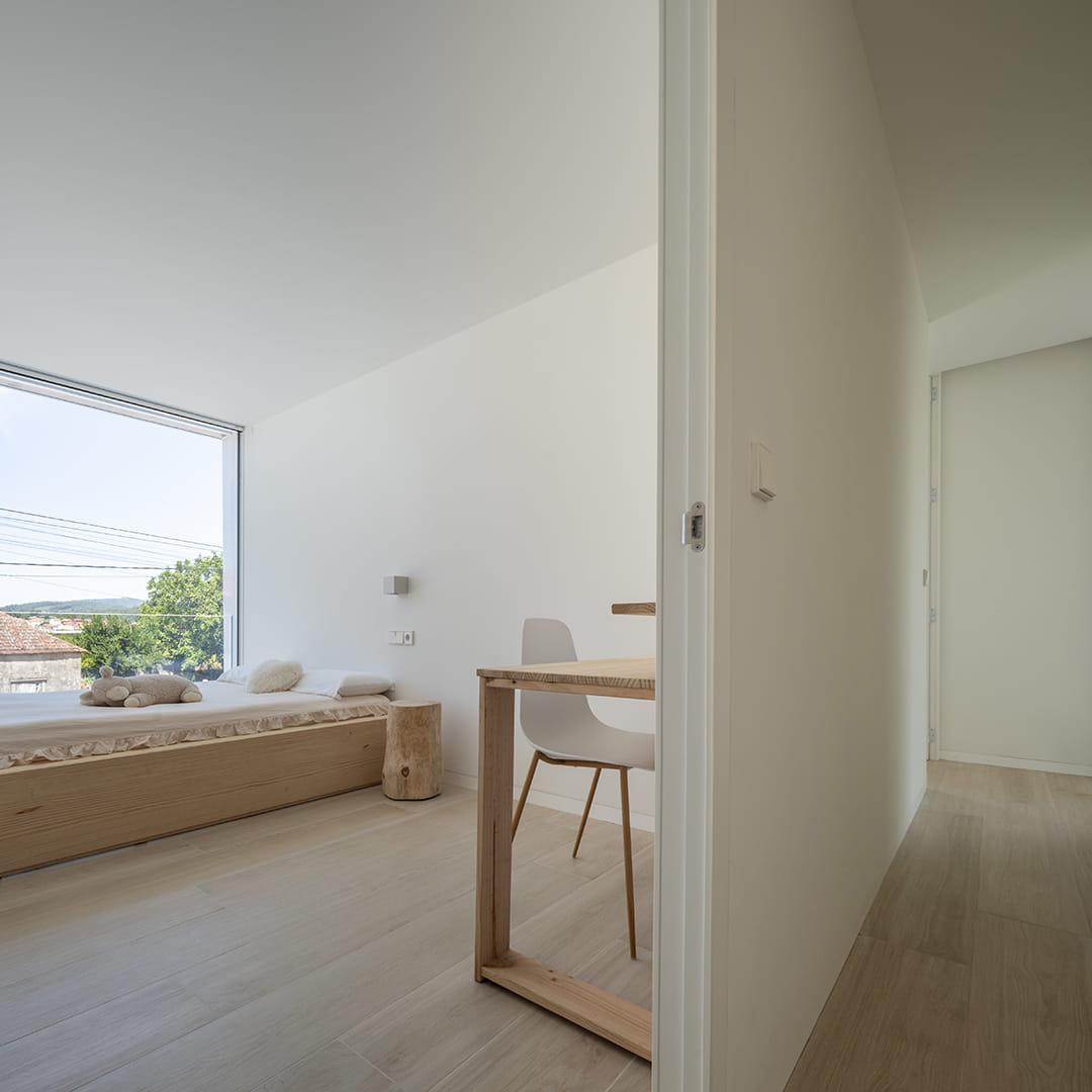 Dormitorio con mesa de estudio en una vivienda con cocina Santos.