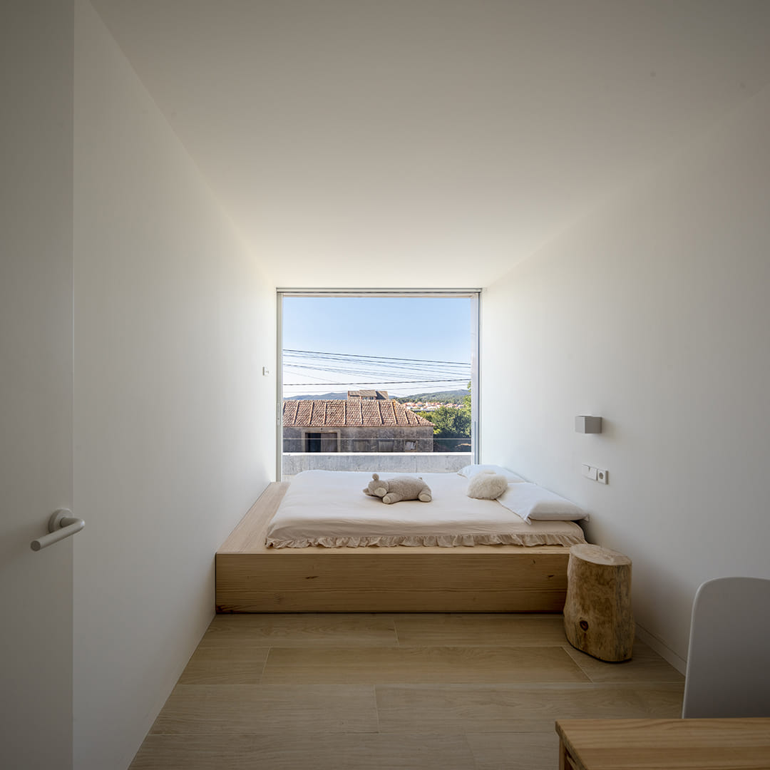 Dormitorio en la planta superior de una vivienda con cocina Santos.