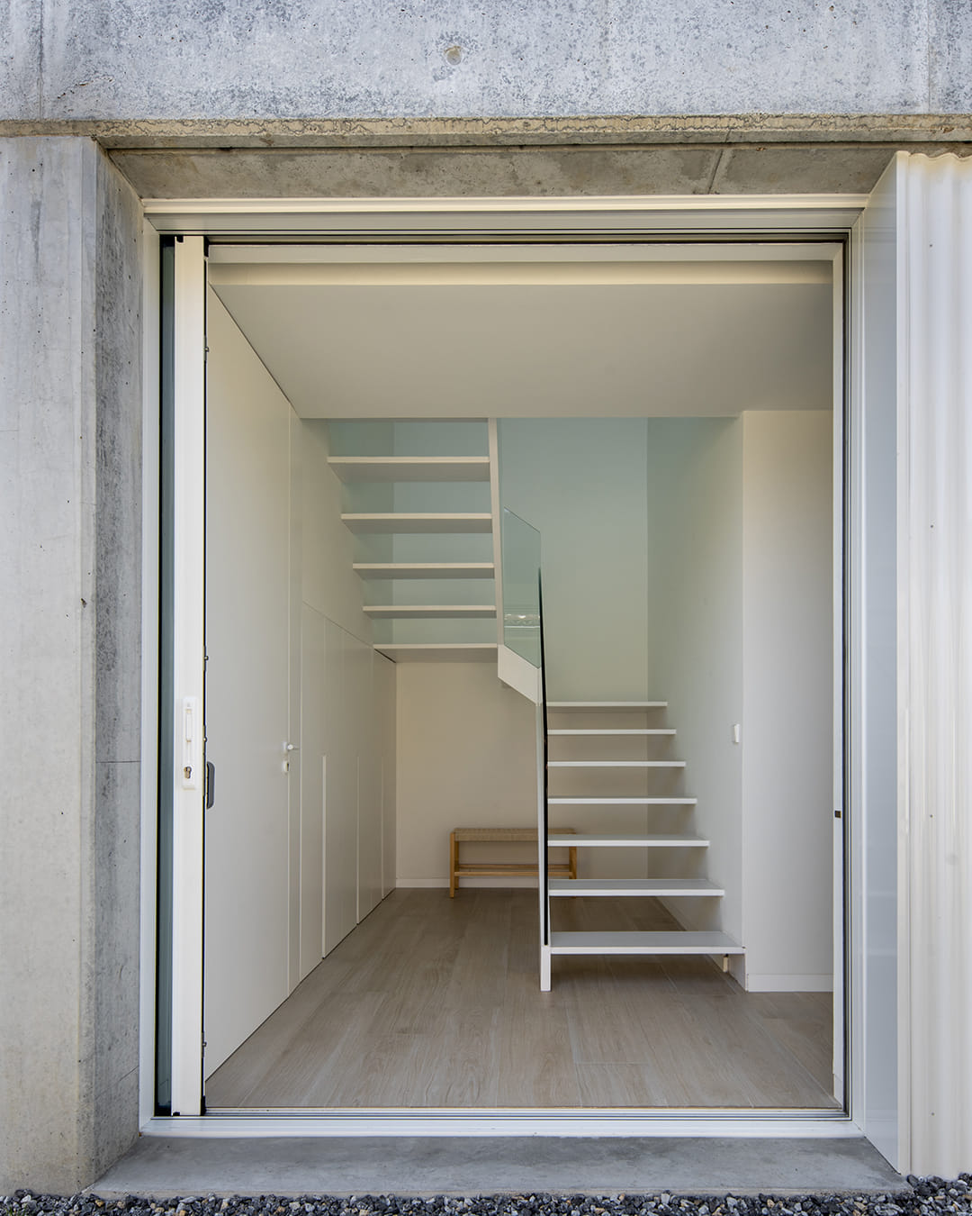 Escaleras vistas desde el exterior en una vivienda con cocina Santos.