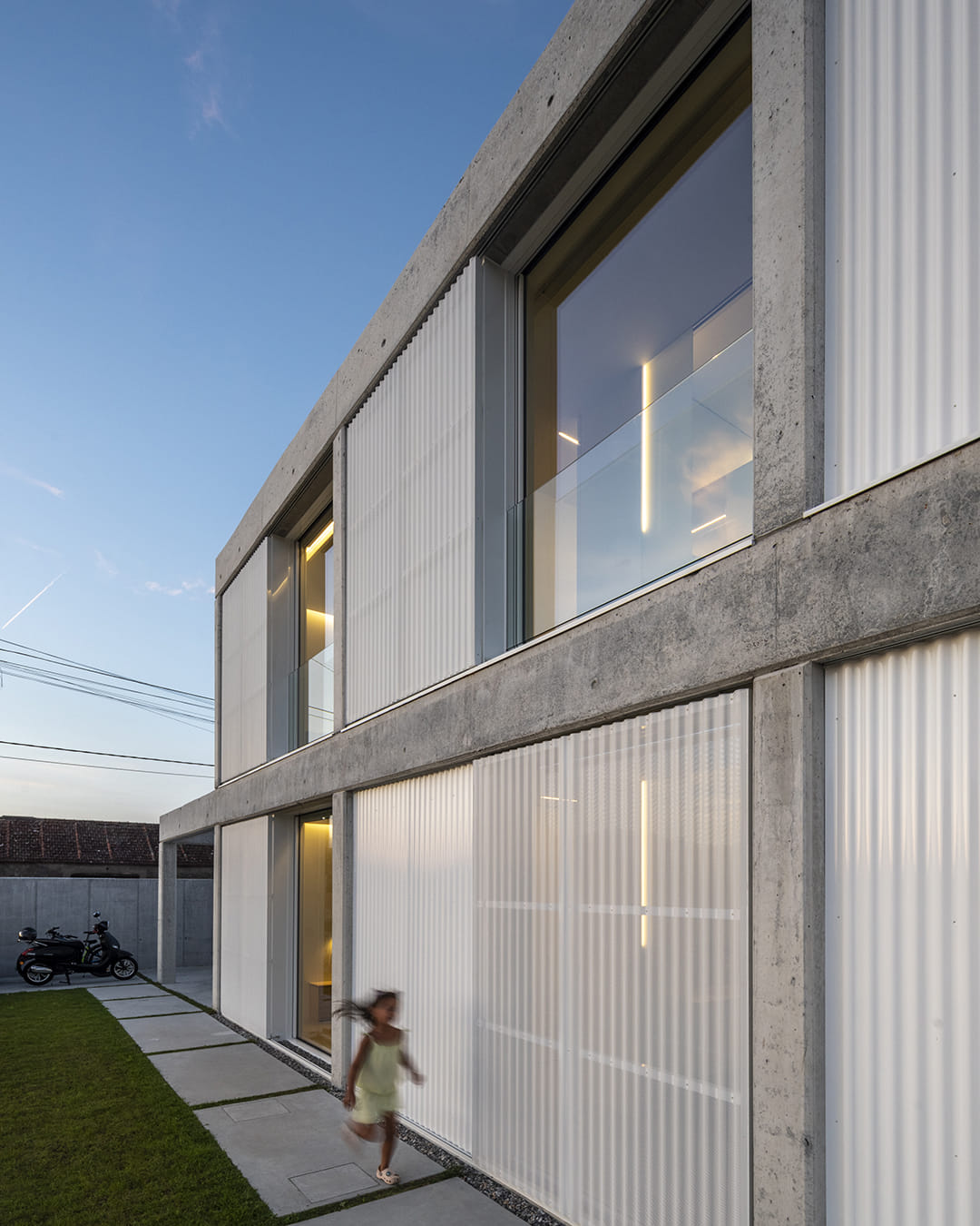 Fachada lateral de una vivienda con una cocina Santos abierta al salón.